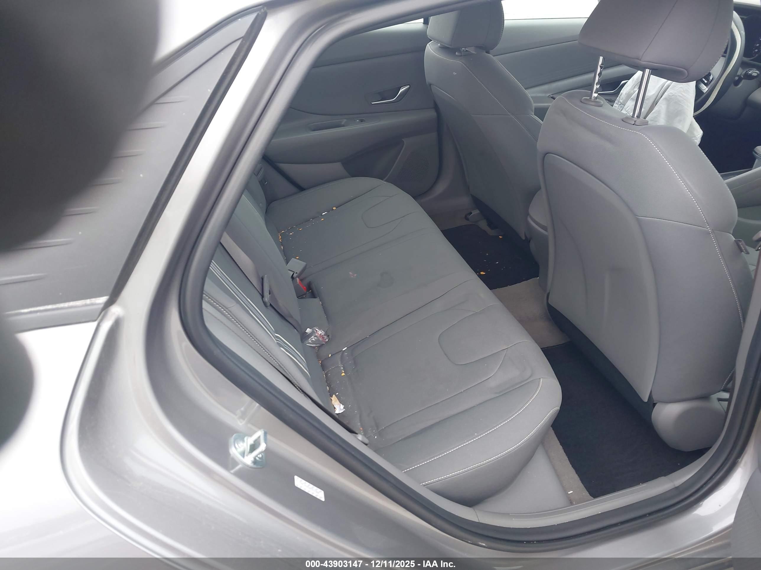 HYUNDAI ELANTRA image 8