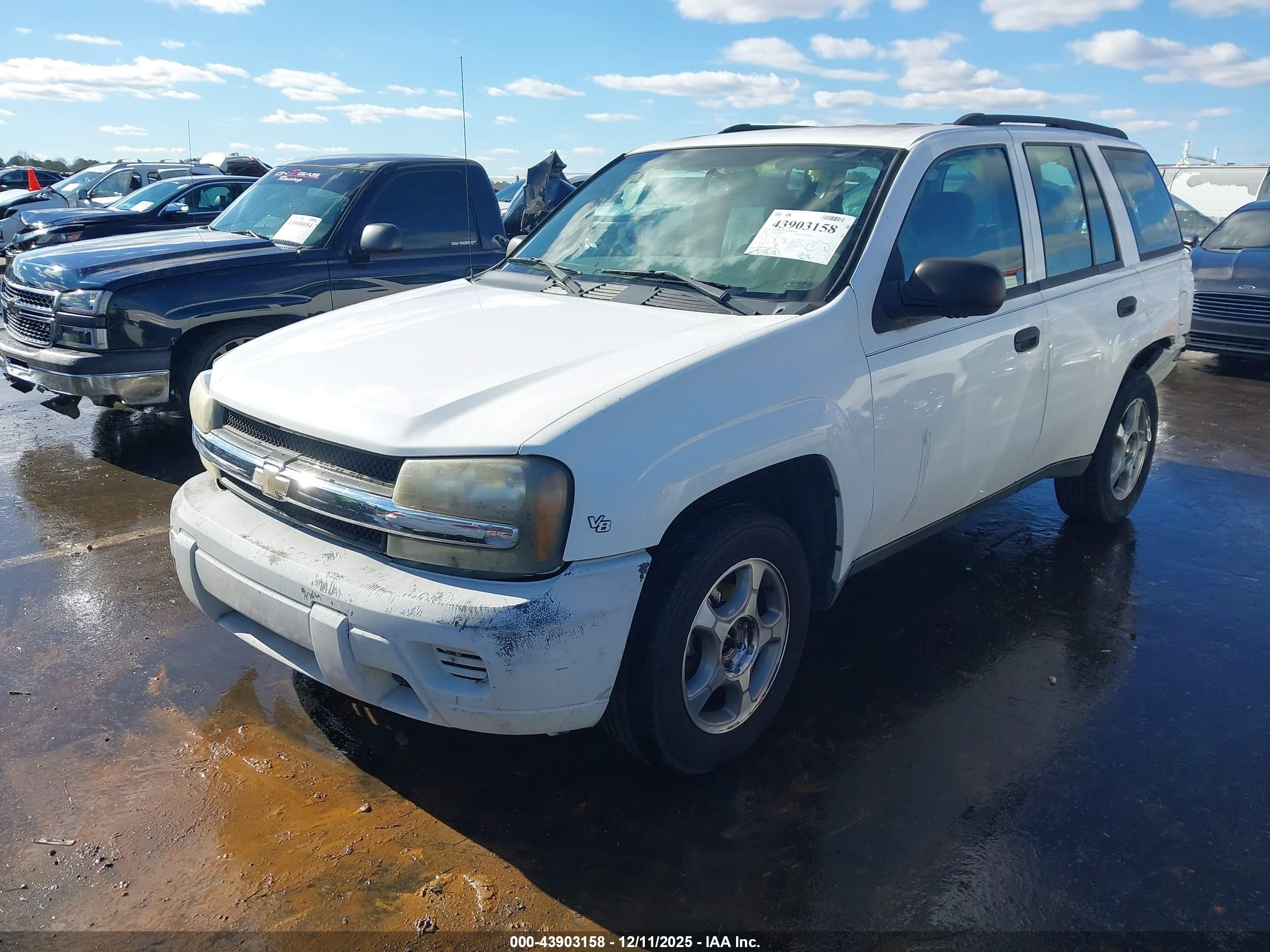 CHEVROLET TRAILBLAZER image 2