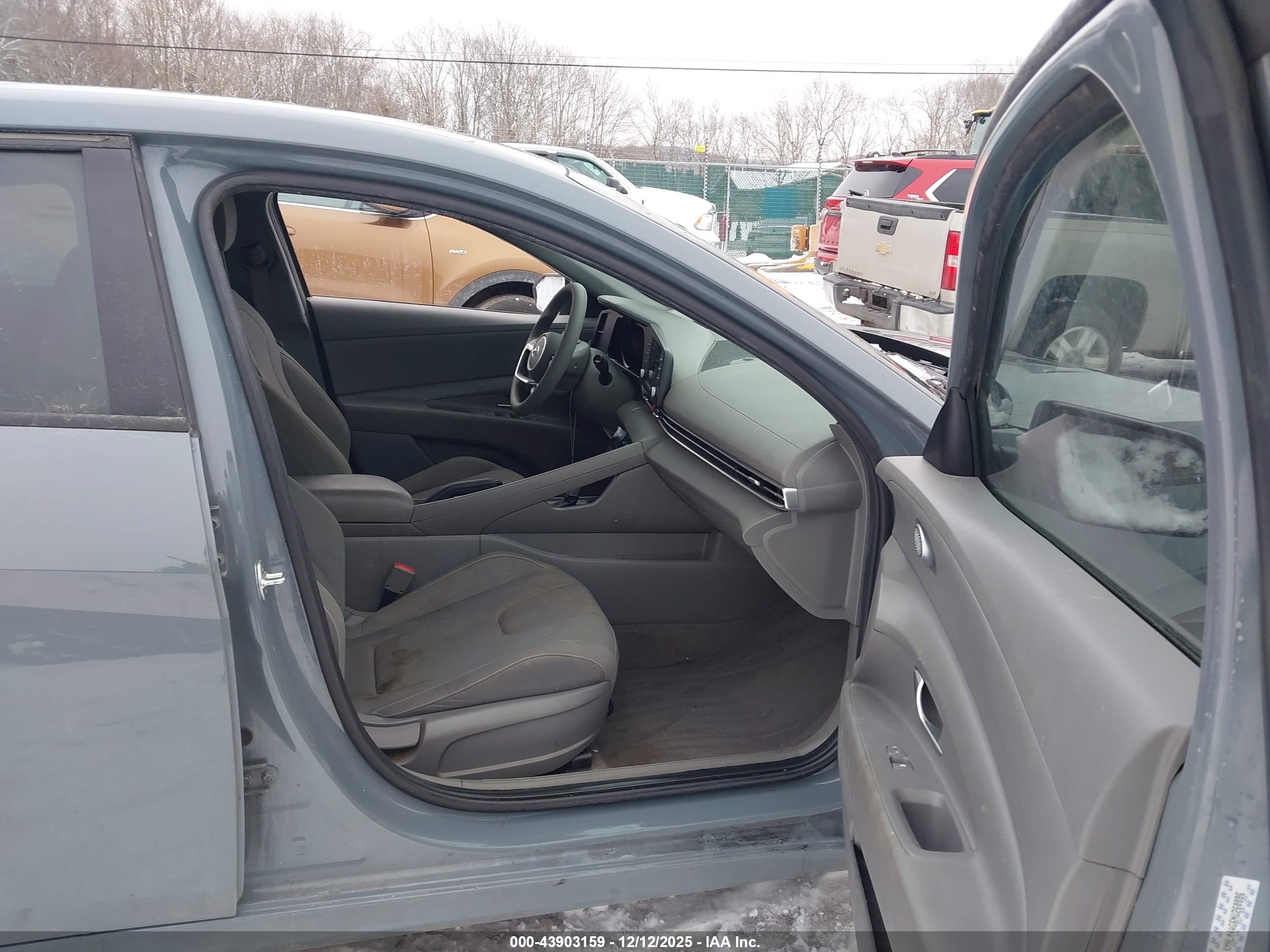 HYUNDAI ELANTRA image 5