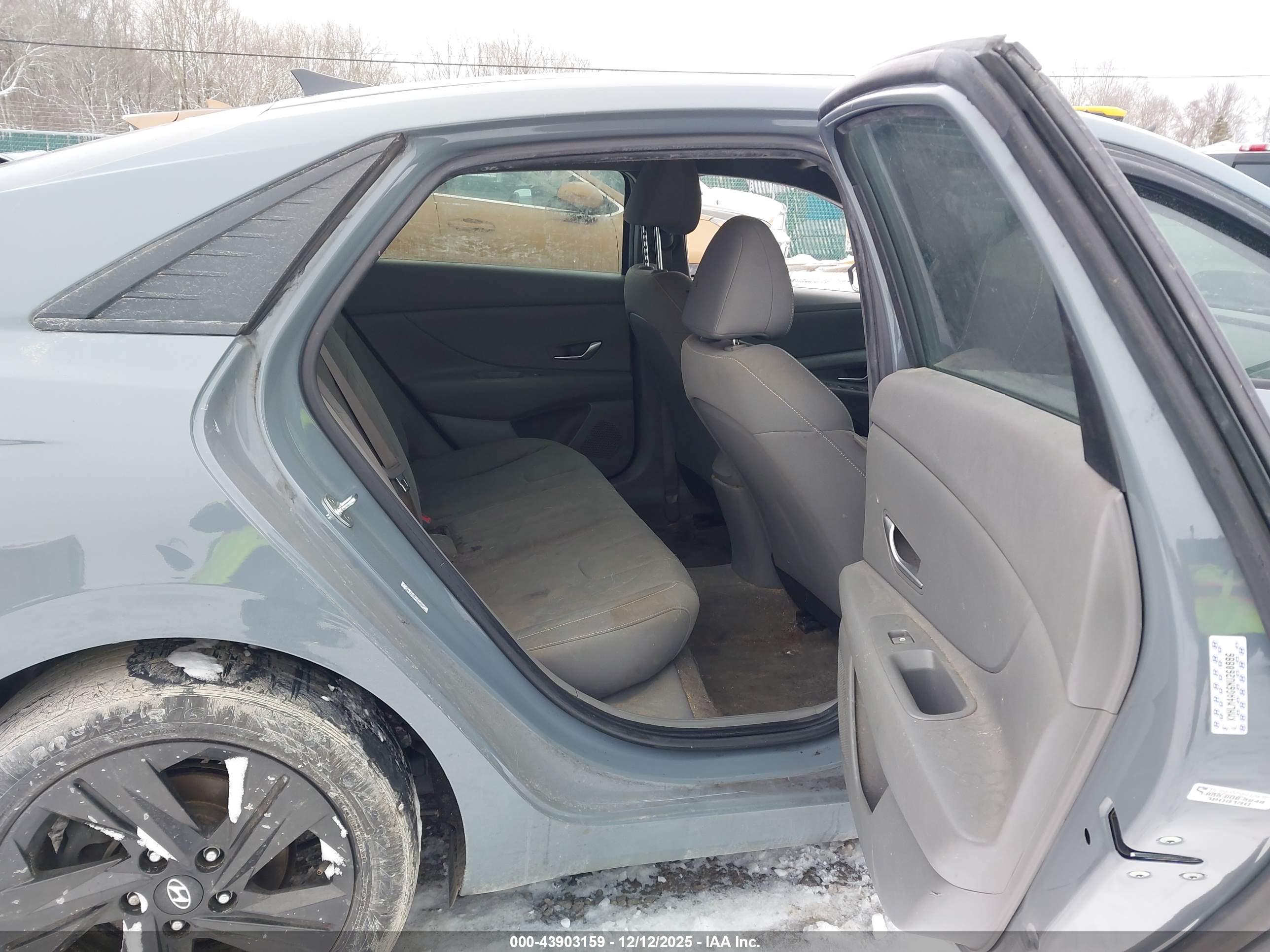 HYUNDAI ELANTRA image 8
