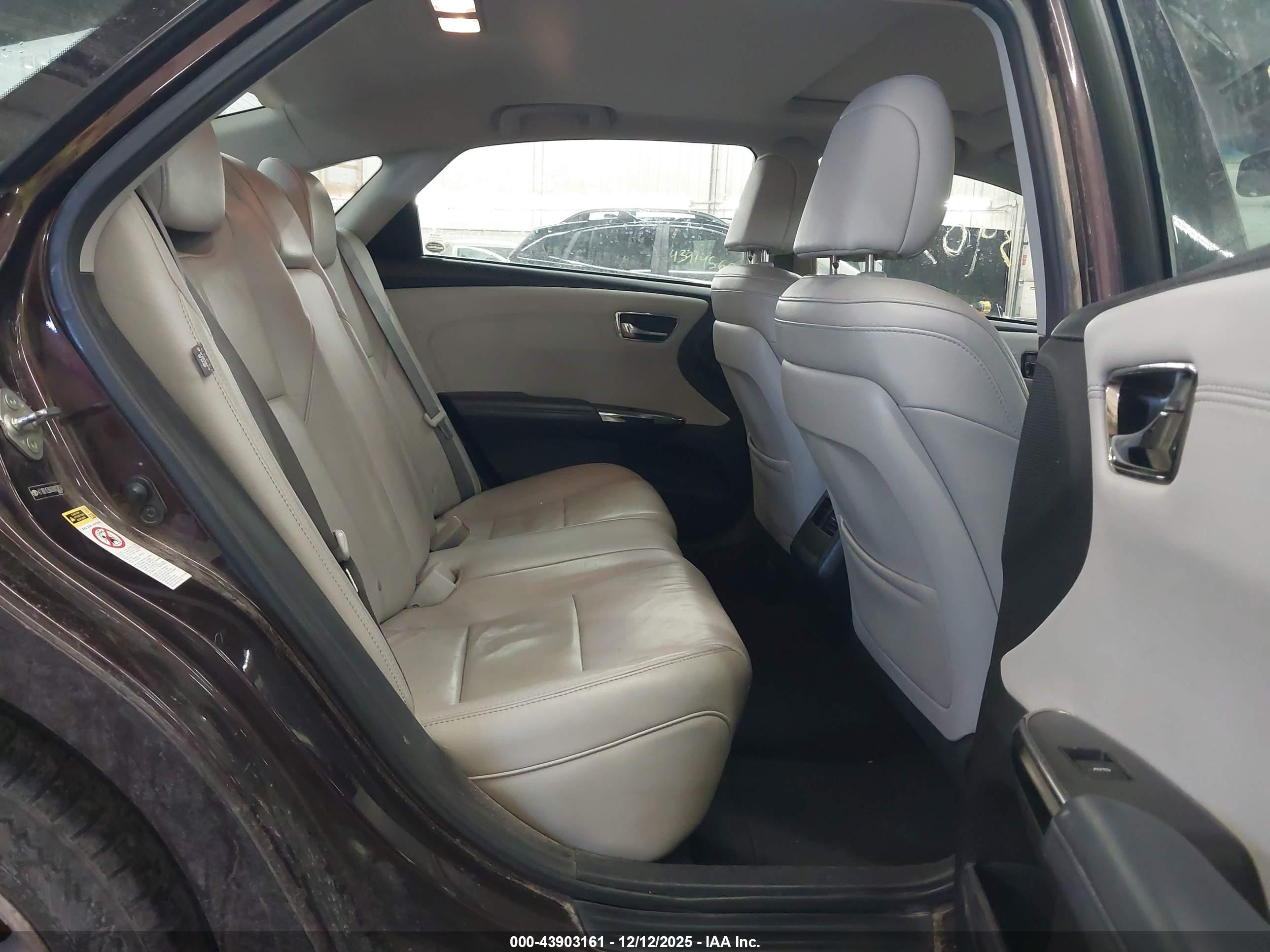 TOYOTA AVALON image 8