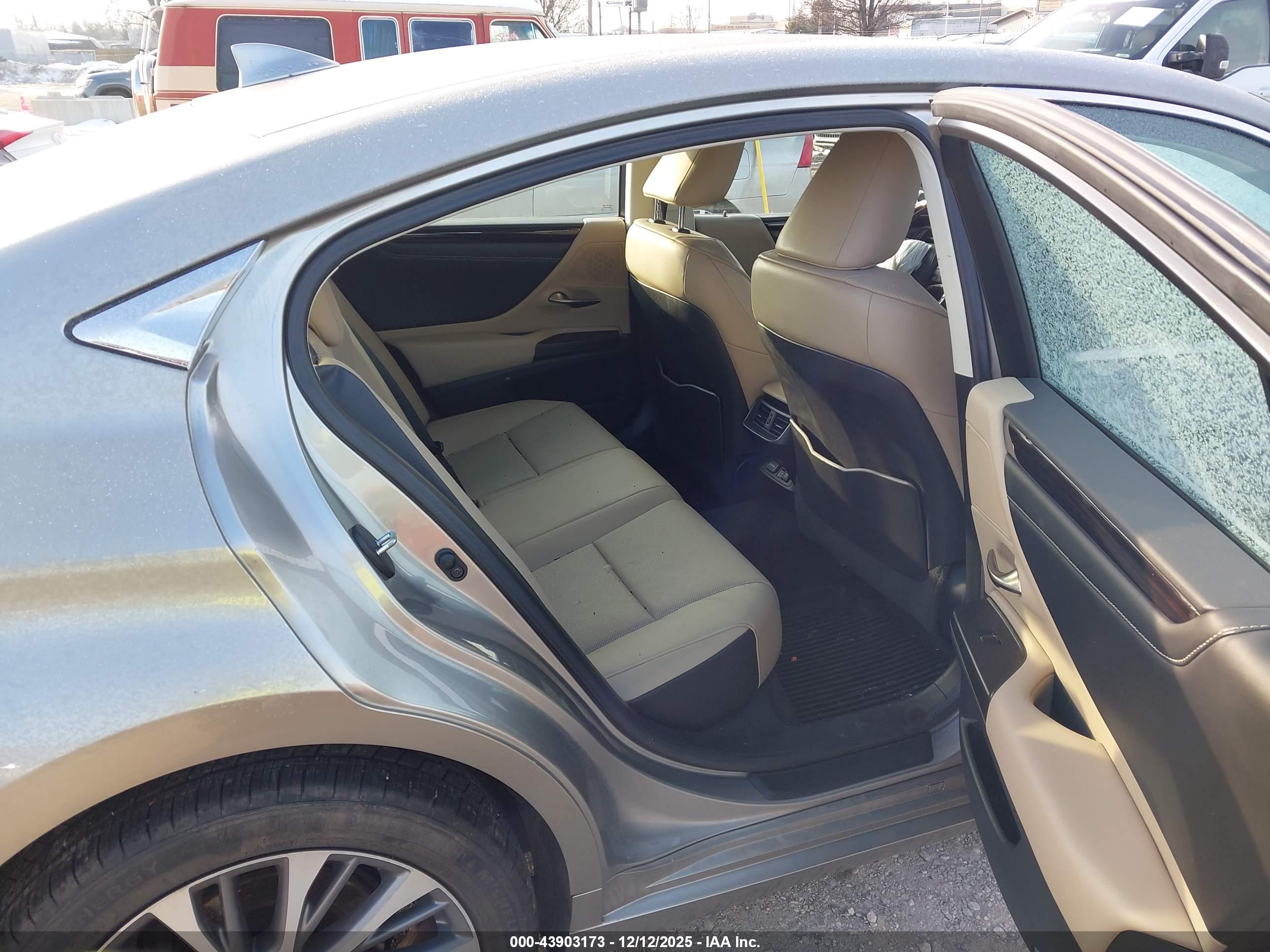 LEXUS ES image 8