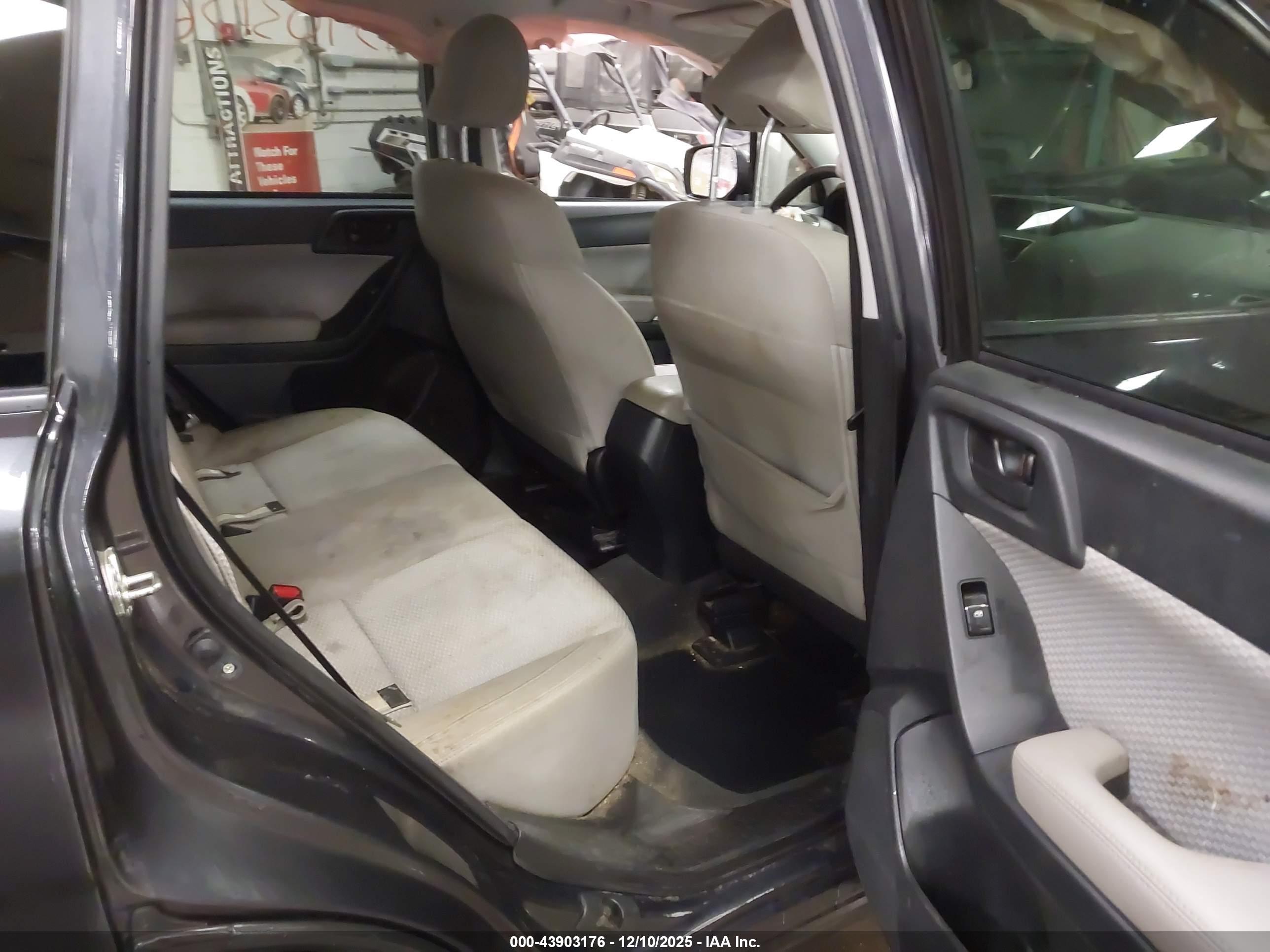 SUBARU FORESTER image 8