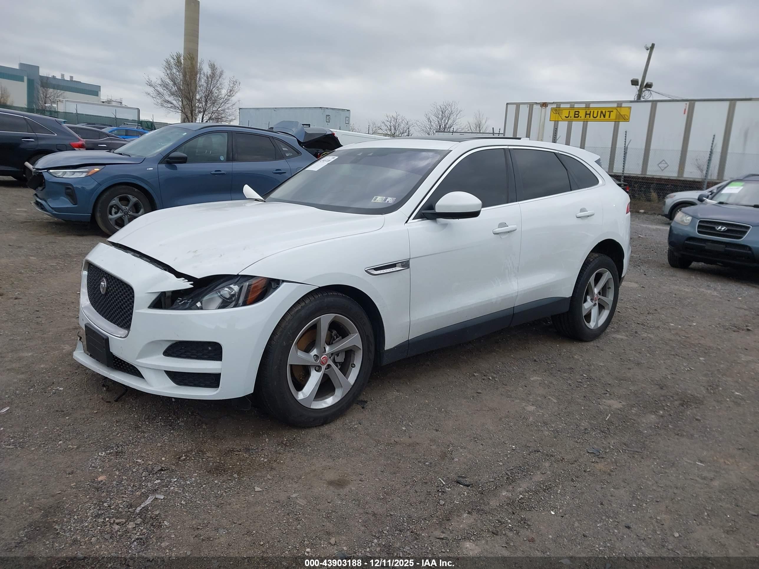 JAGUAR F-PACE image 2