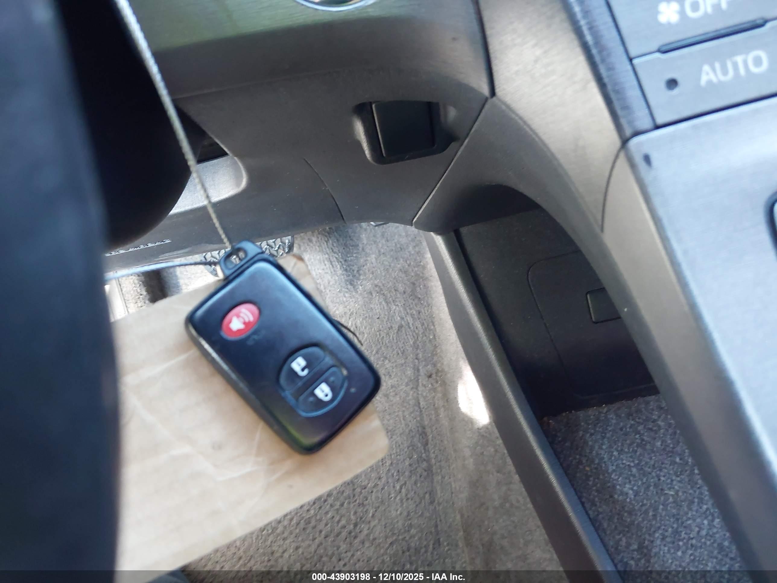 TOYOTA PRIUS image 11