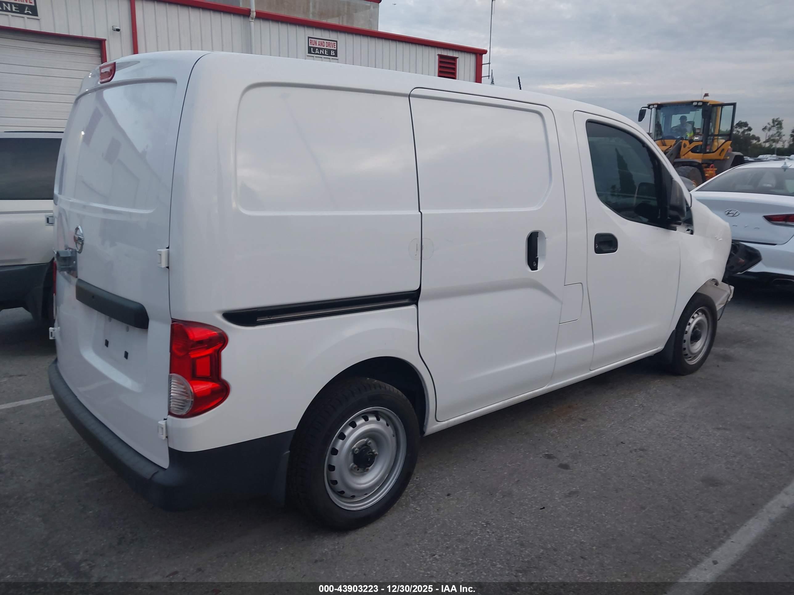 NISSAN NV200 image 4