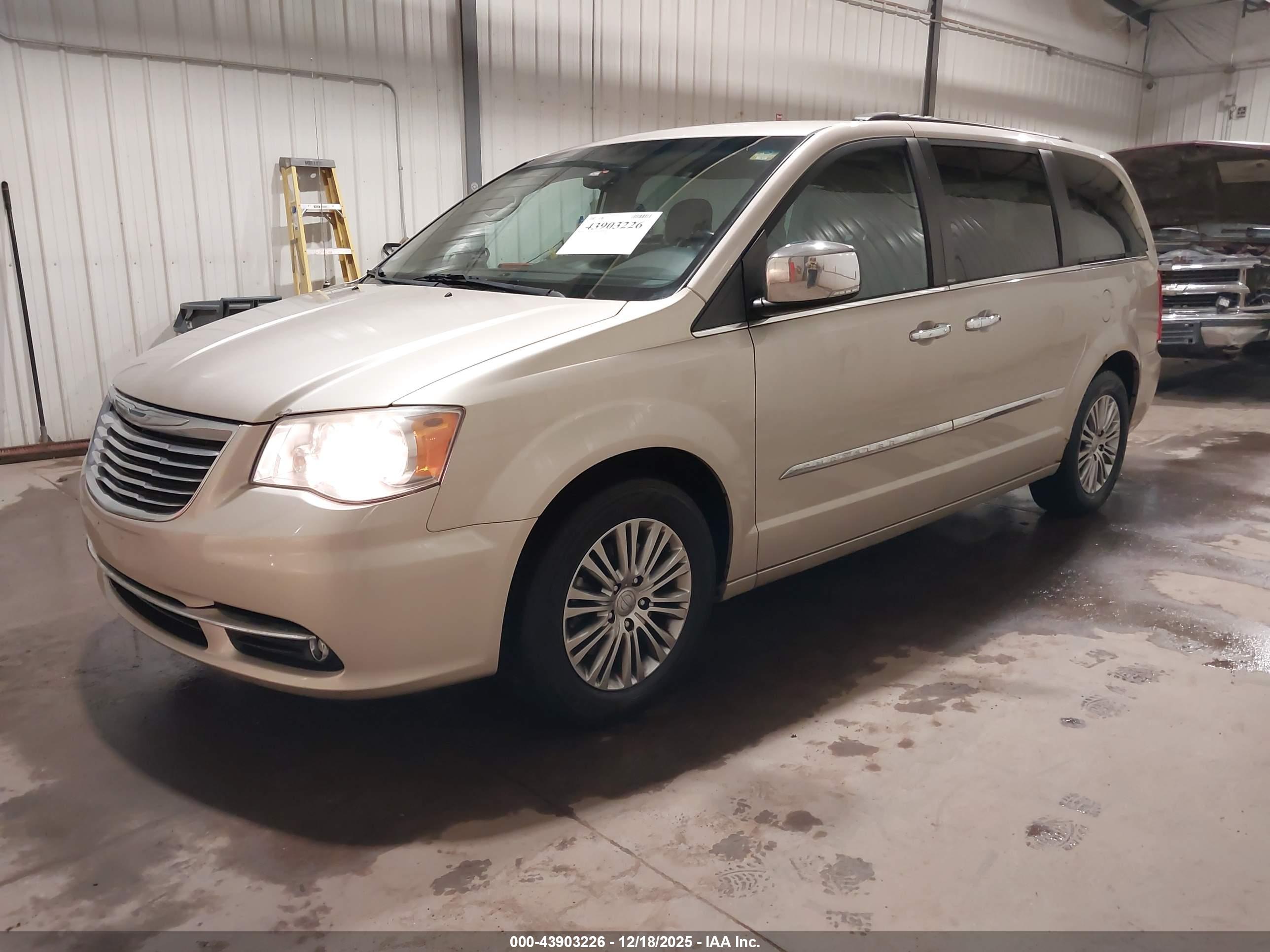 CHRYSLER TOWN image 2