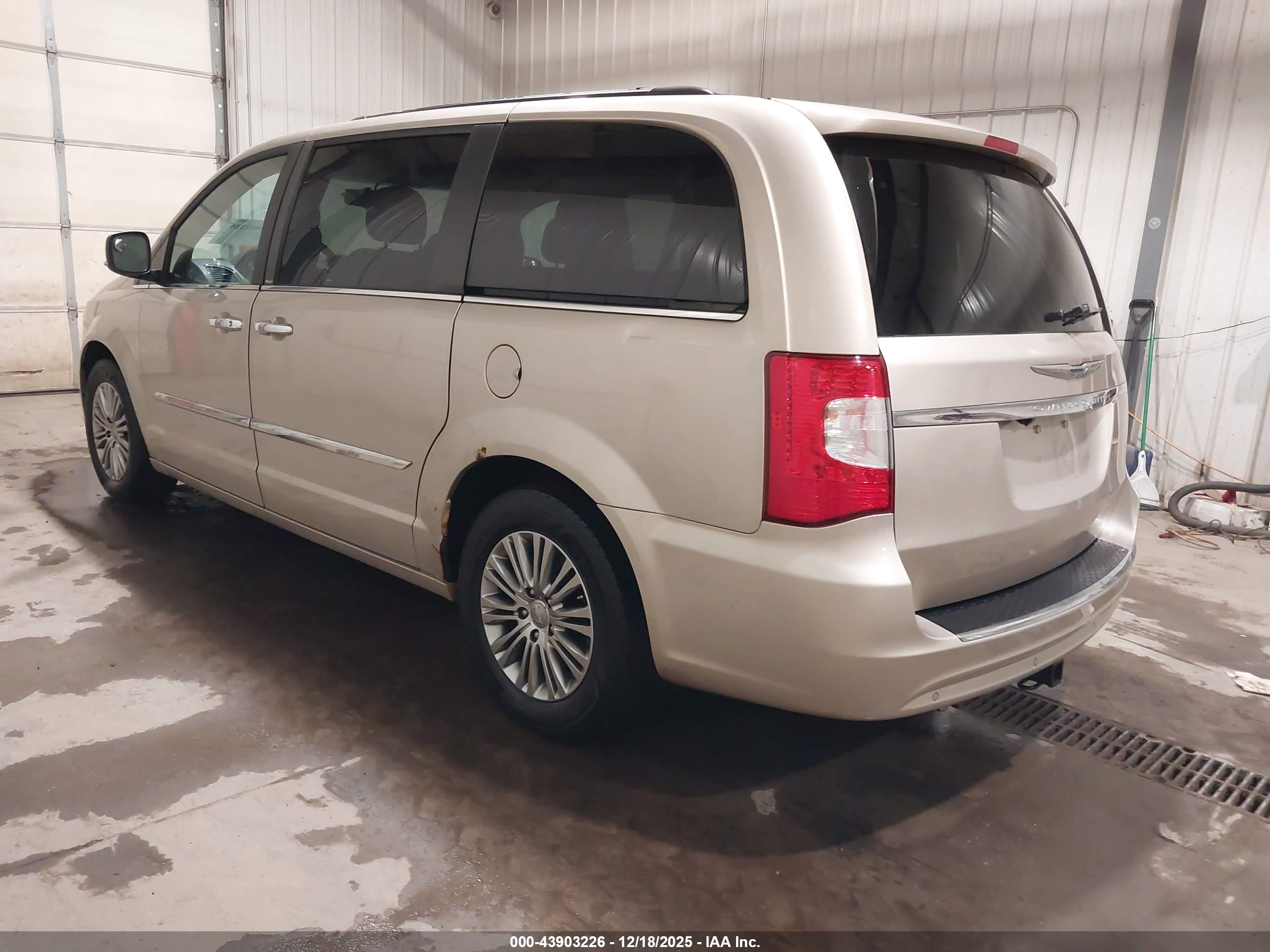 CHRYSLER TOWN image 3