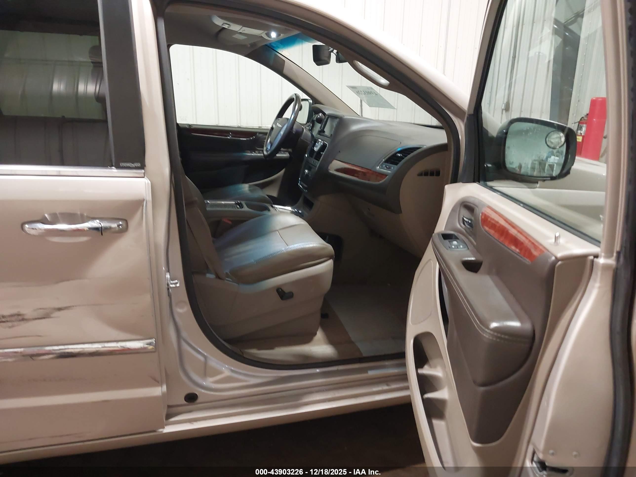 CHRYSLER TOWN image 5