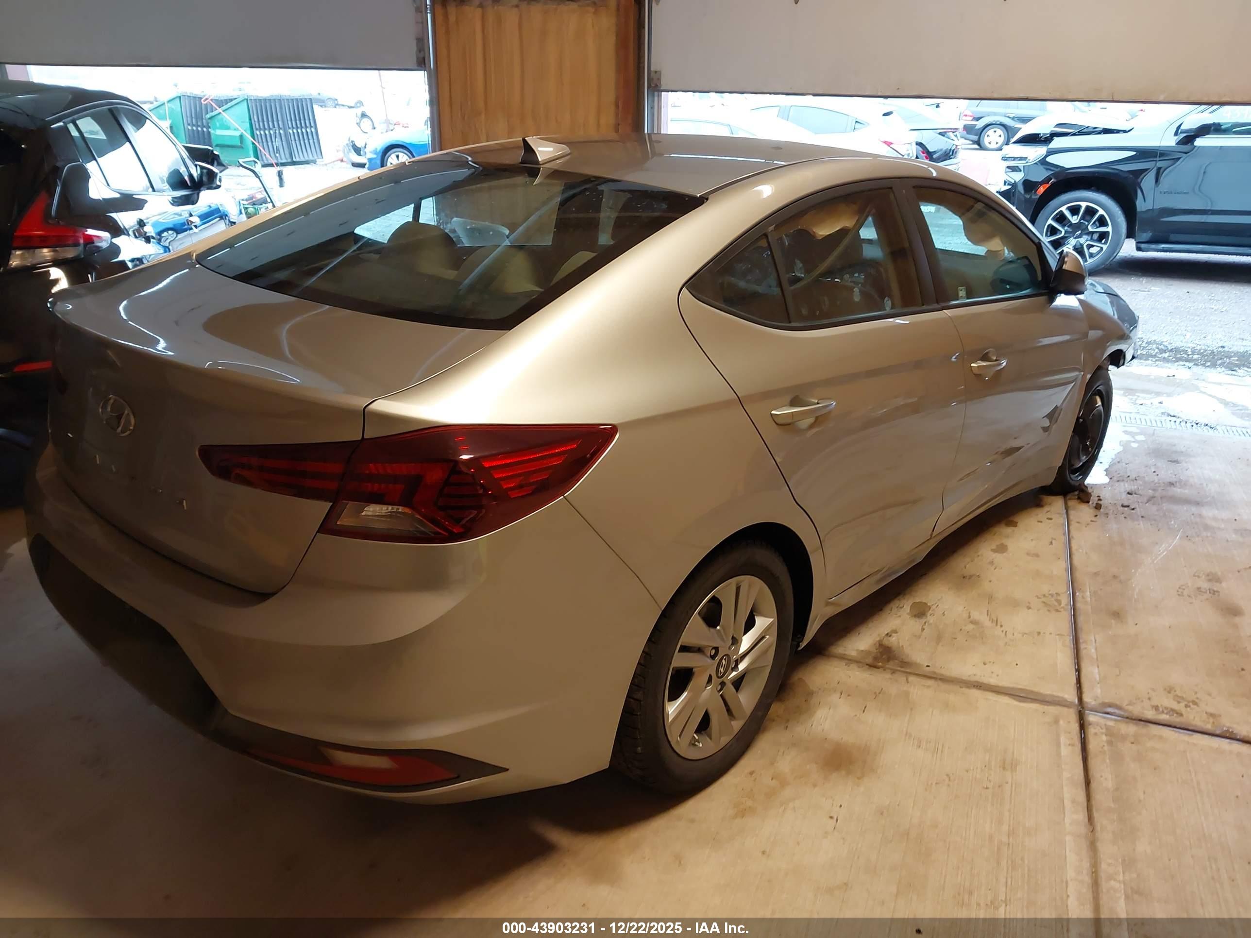 HYUNDAI ELANTRA image 4