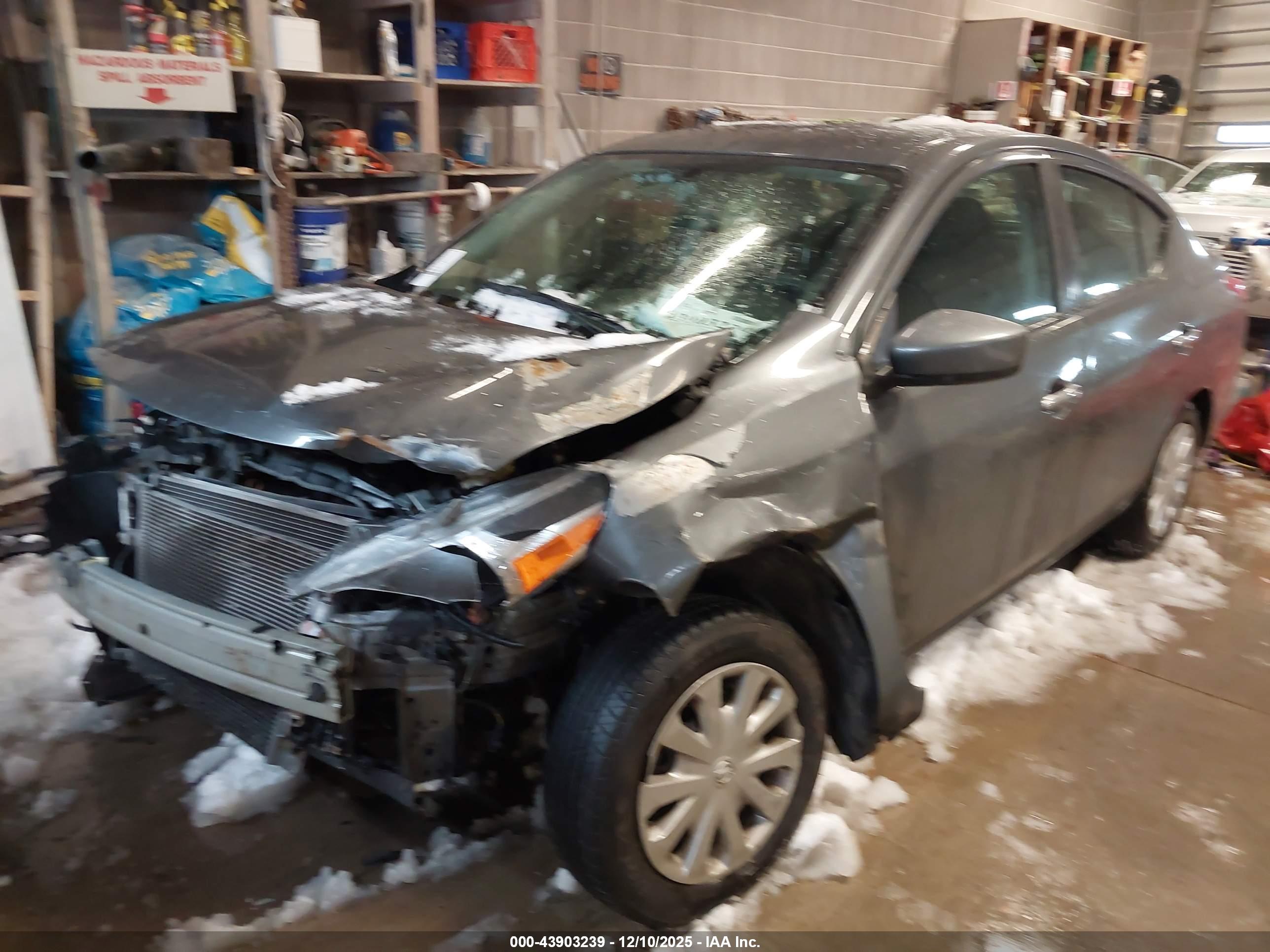 NISSAN VERSA image 2