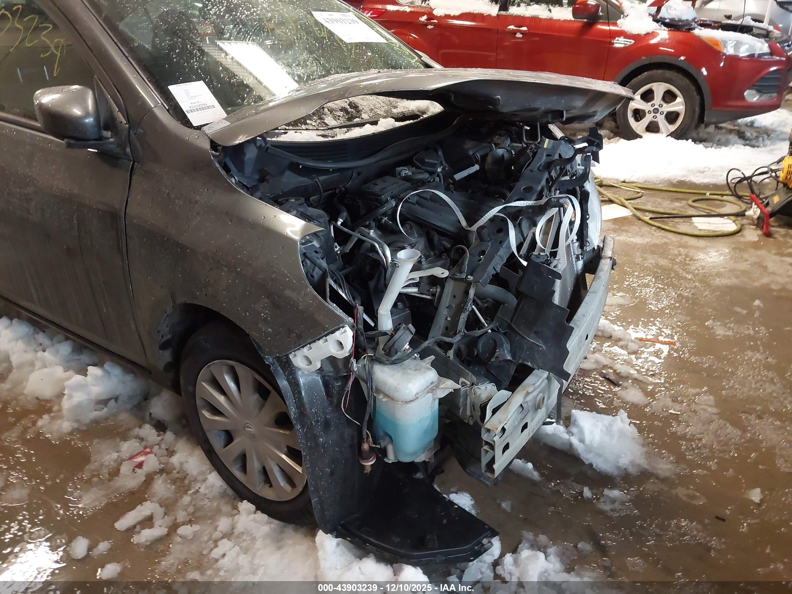 NISSAN VERSA image 6