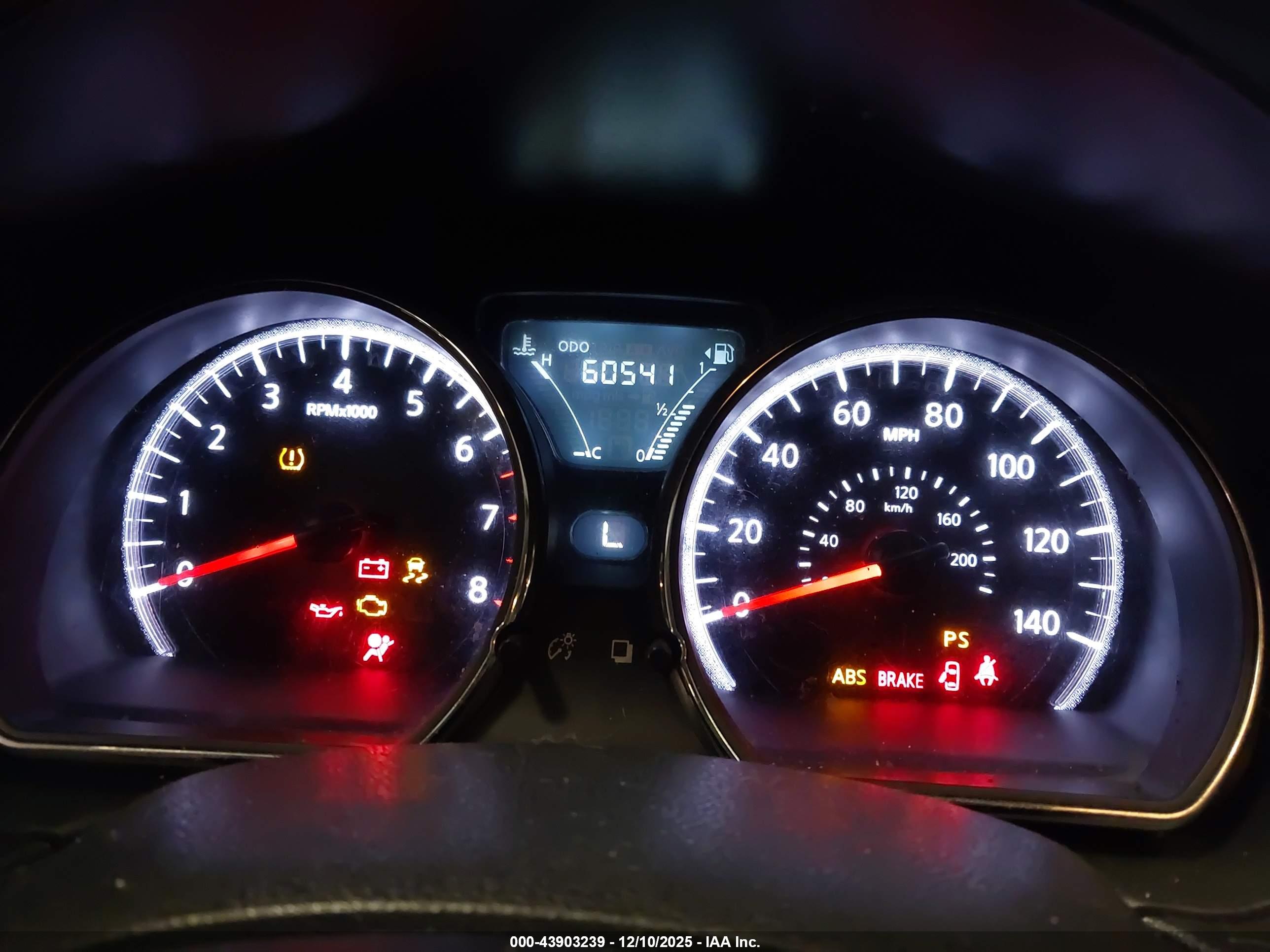 NISSAN VERSA image 7