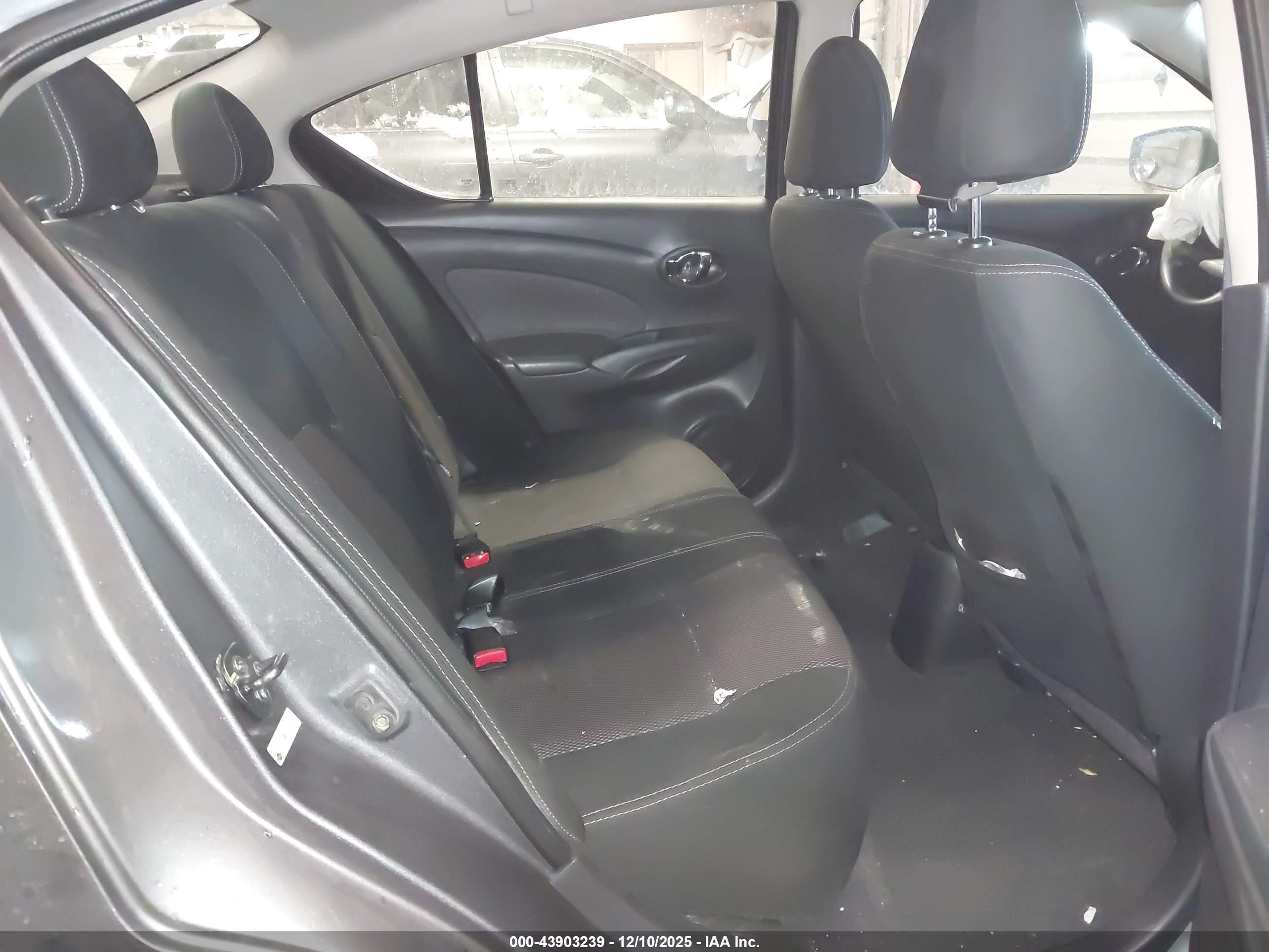 NISSAN VERSA image 8