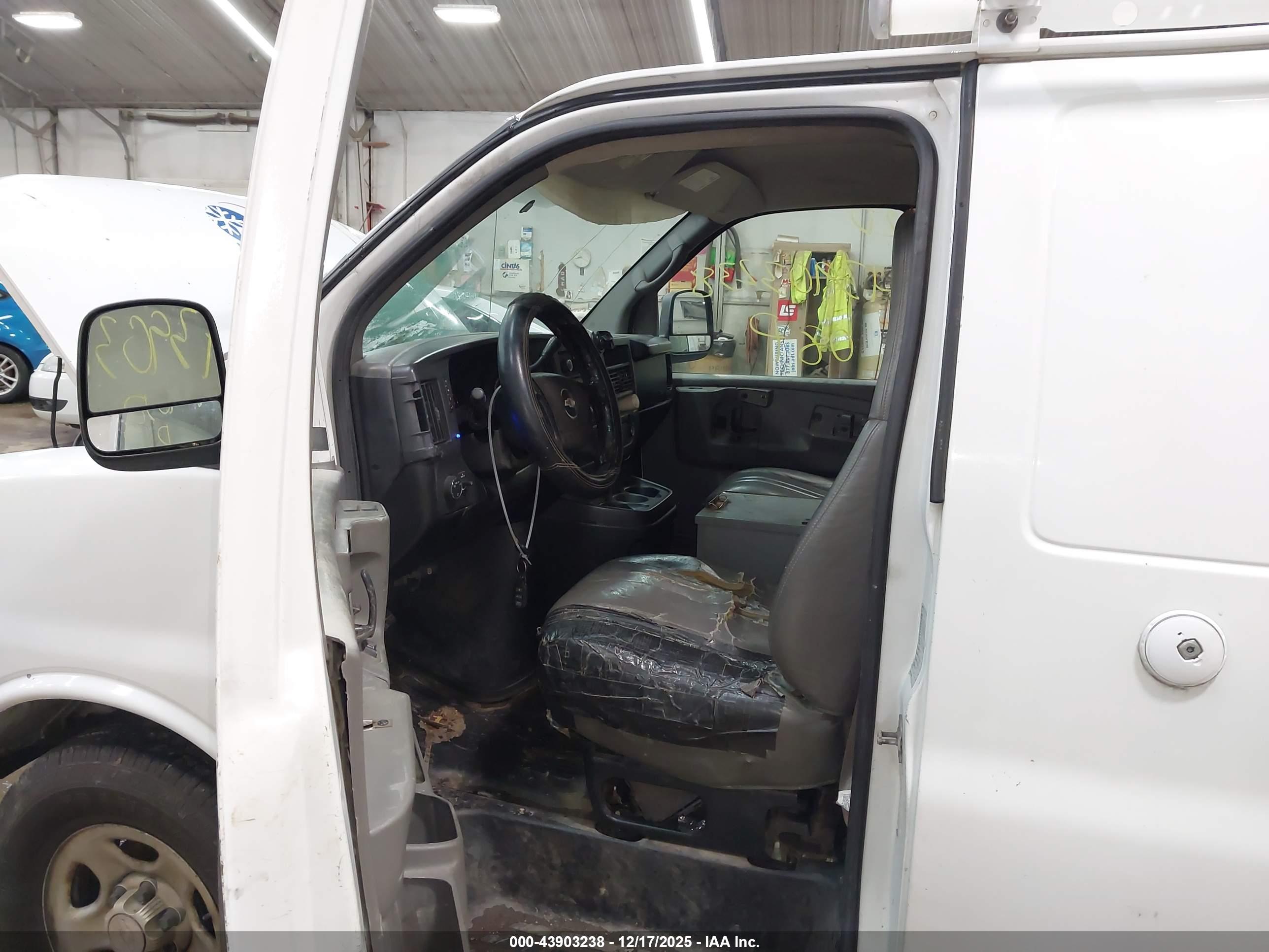 CHEVROLET EXPRESS image 5