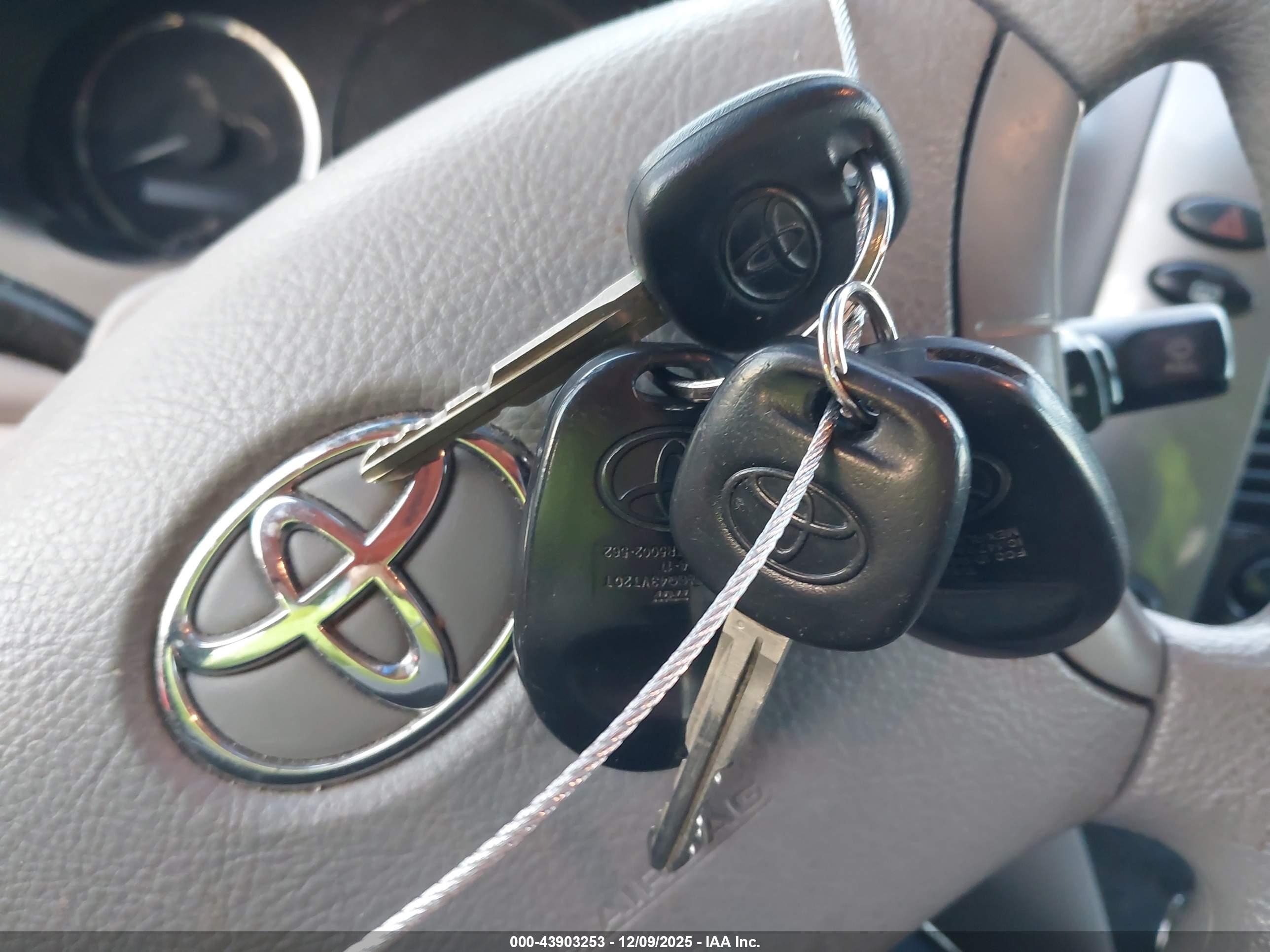 TOYOTA SIENNA image 11