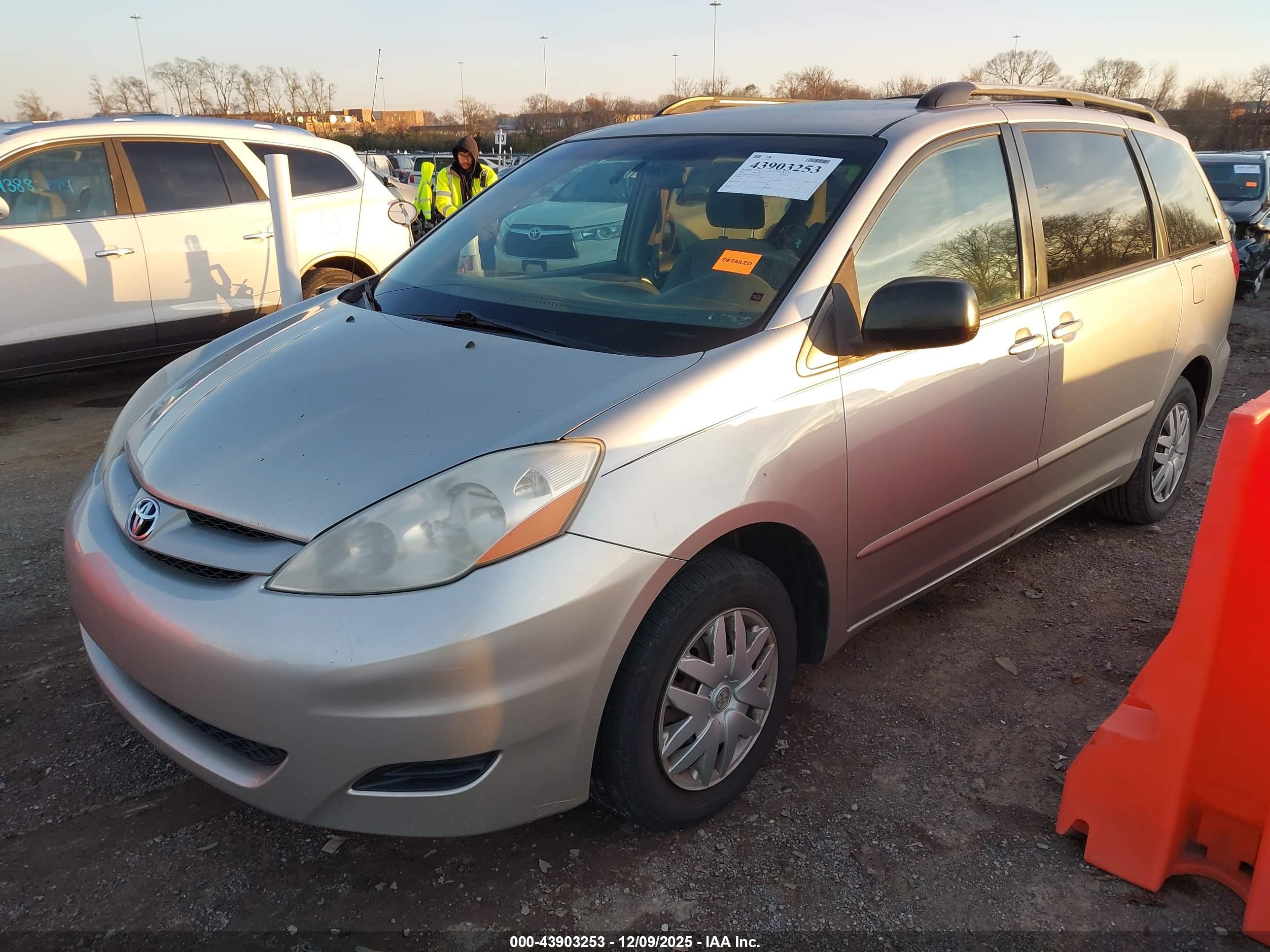 TOYOTA SIENNA image 2