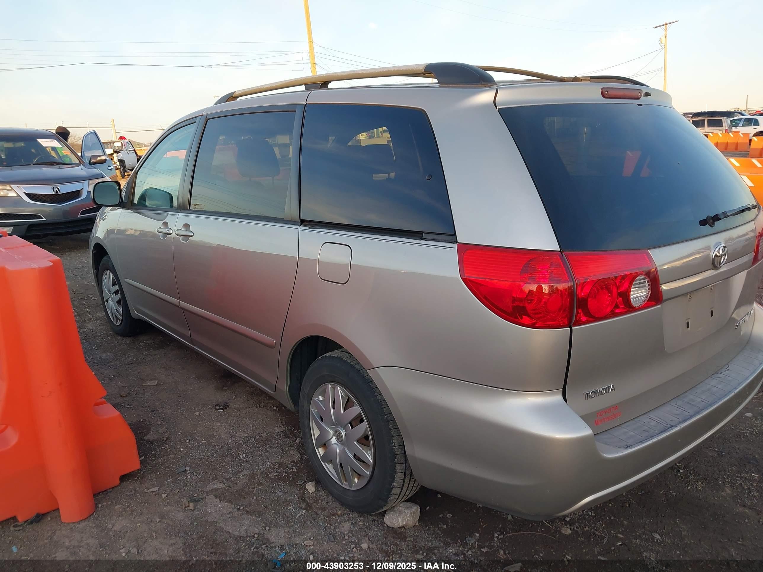 TOYOTA SIENNA image 3