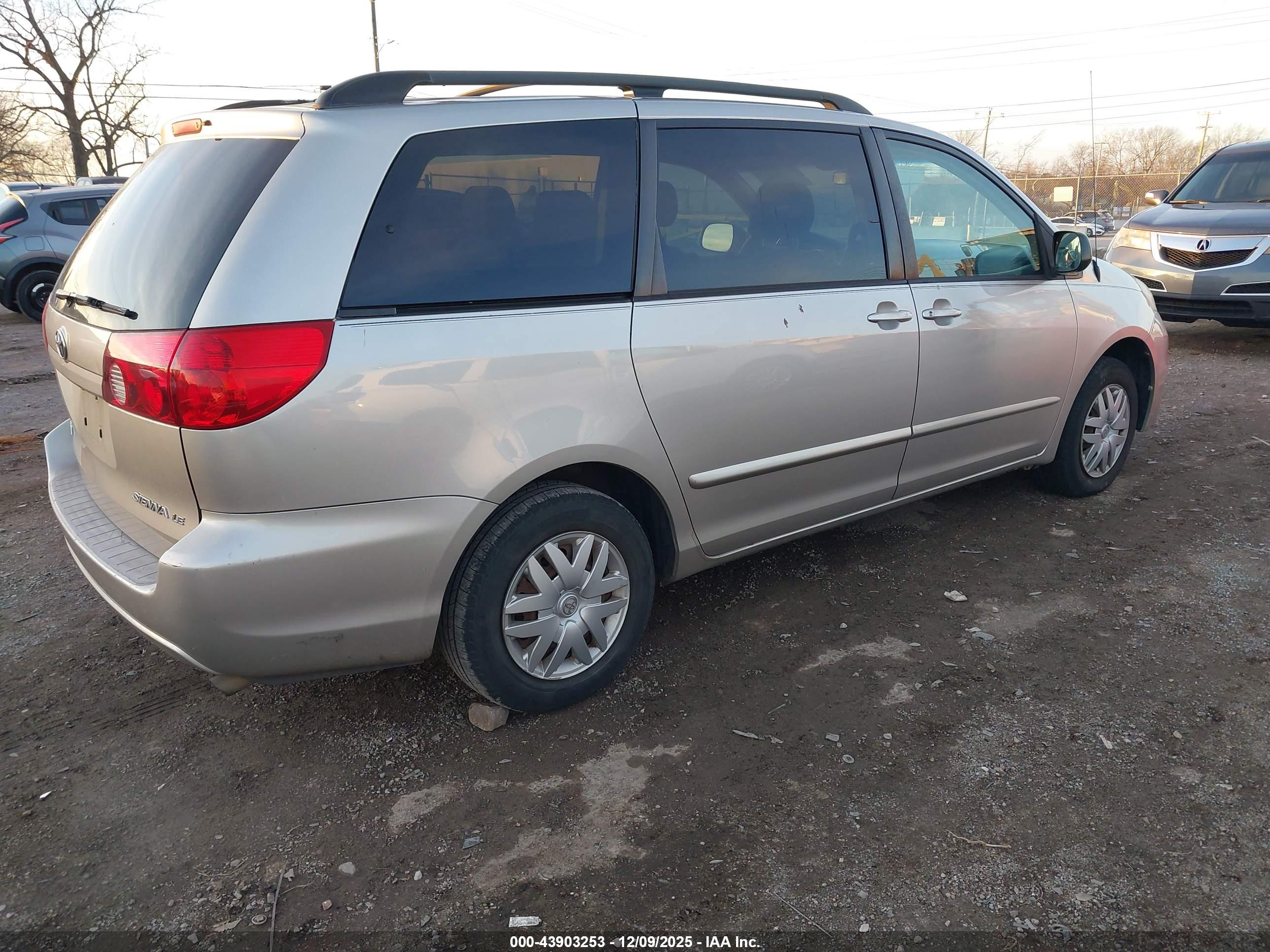 TOYOTA SIENNA image 4
