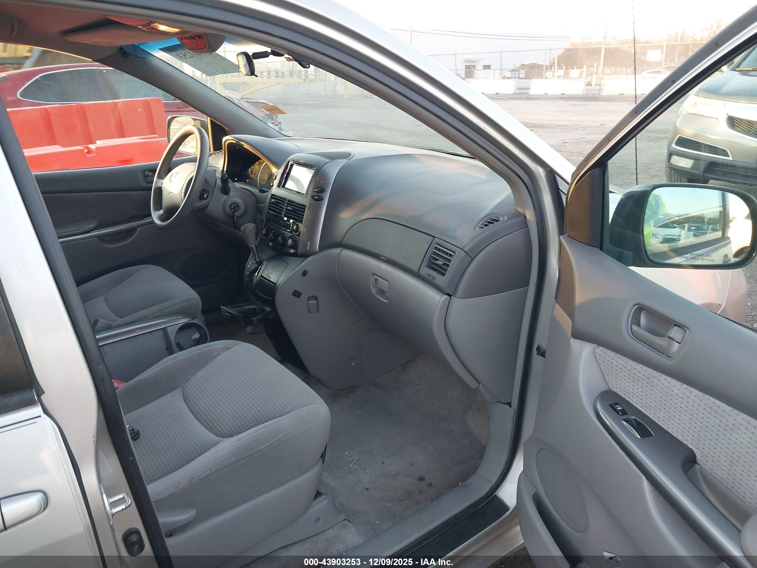 TOYOTA SIENNA image 5
