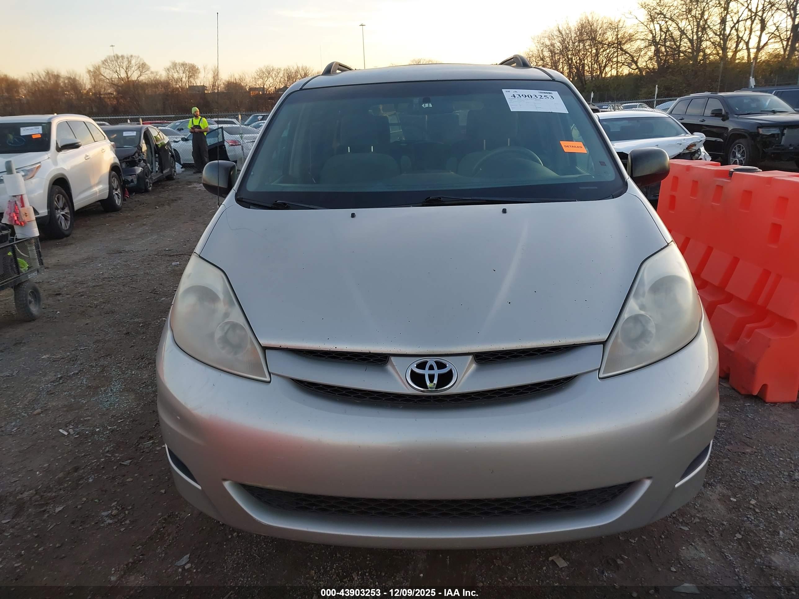 TOYOTA SIENNA image 6