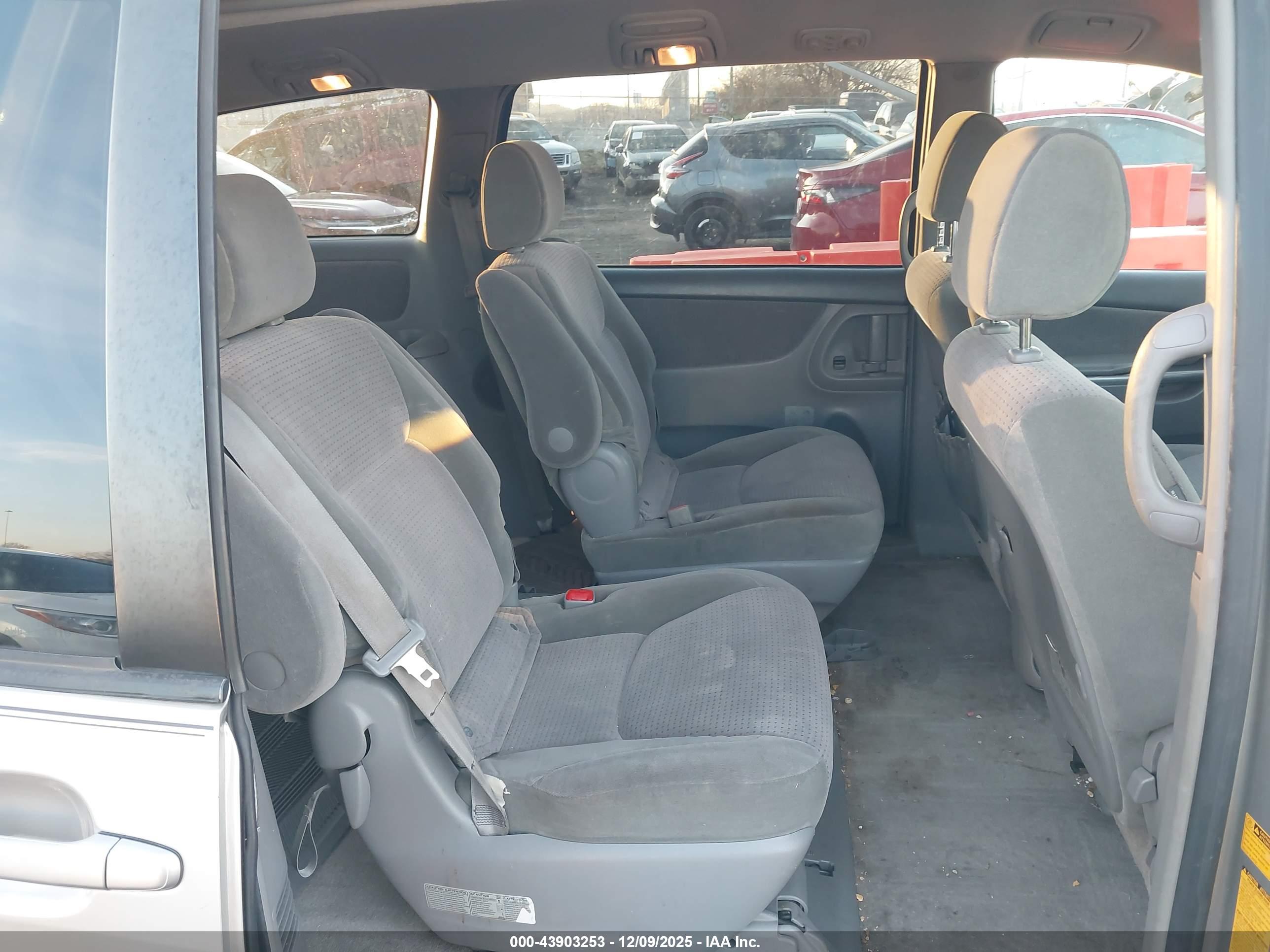 TOYOTA SIENNA image 8