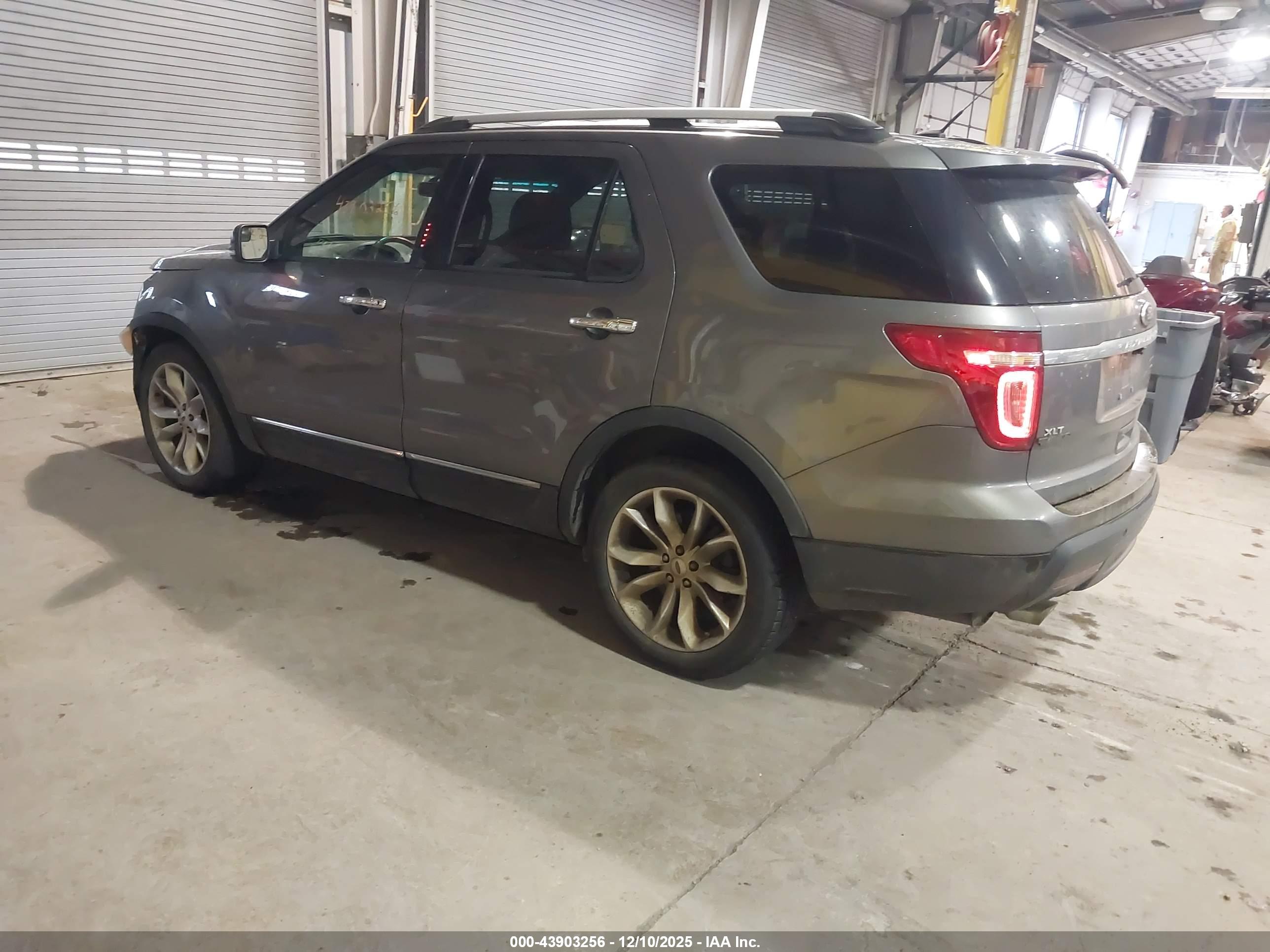 FORD EXPLORER image 3