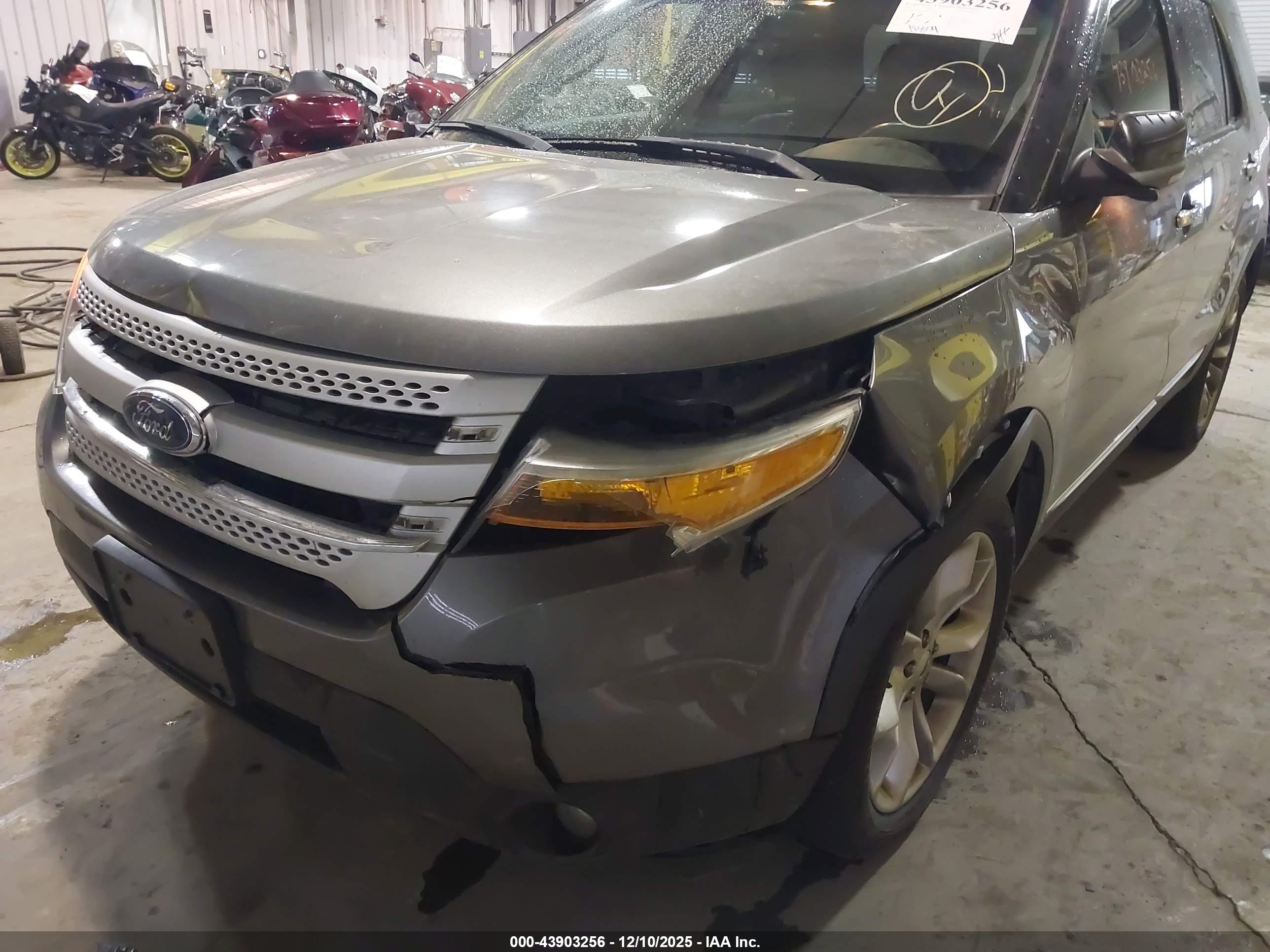 FORD EXPLORER image 6
