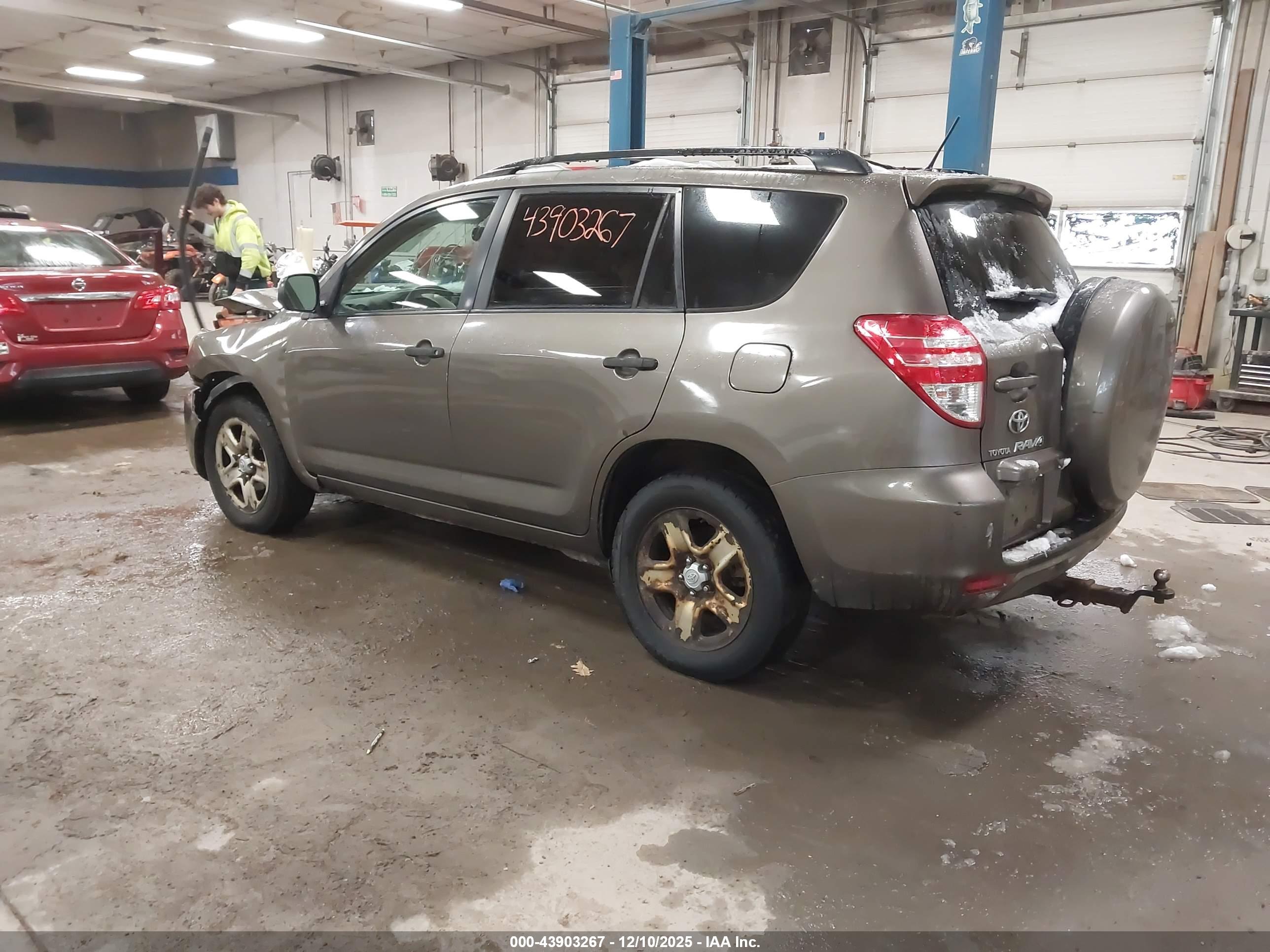 TOYOTA RAV4 image 3