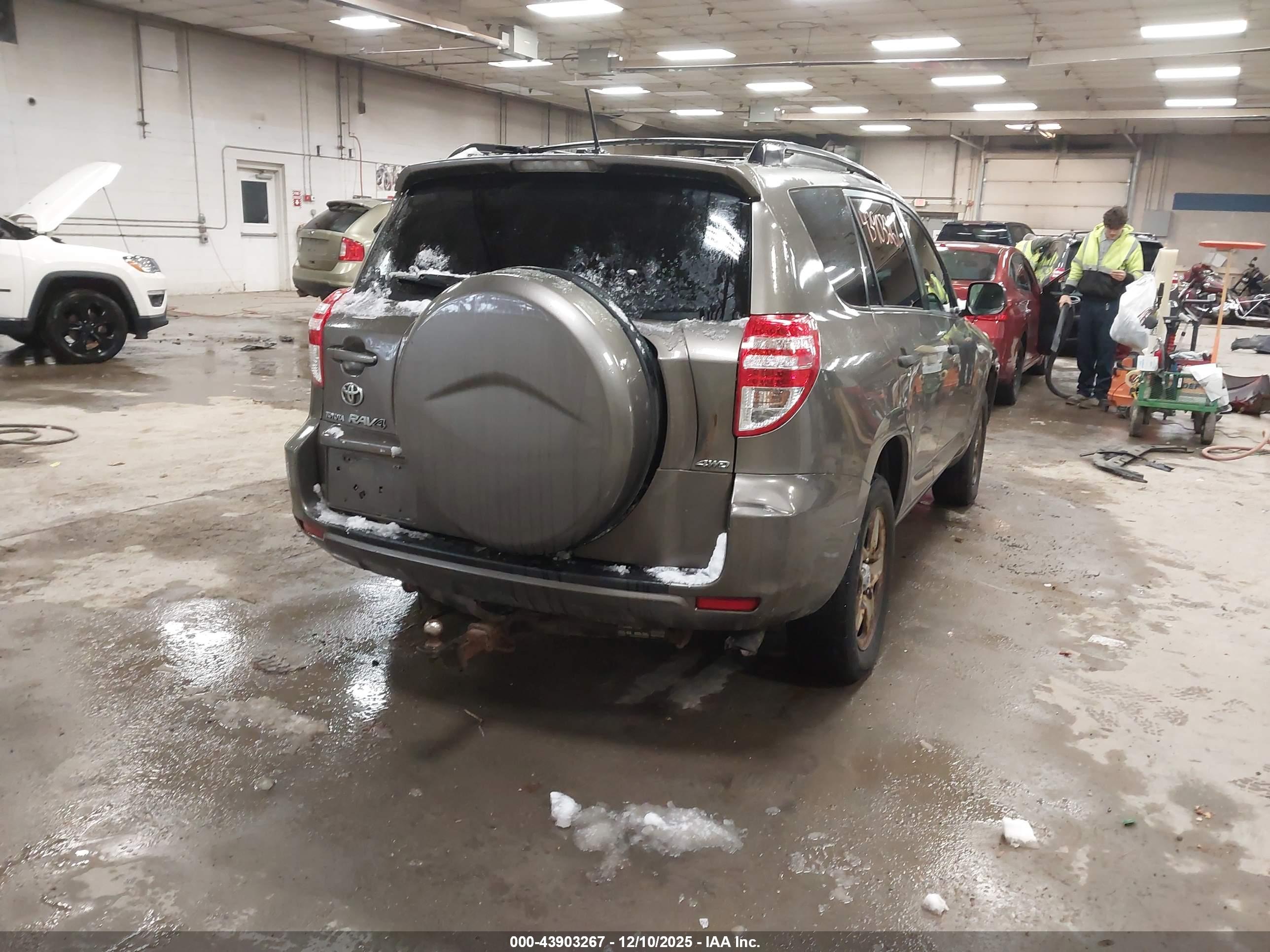 TOYOTA RAV4 image 4