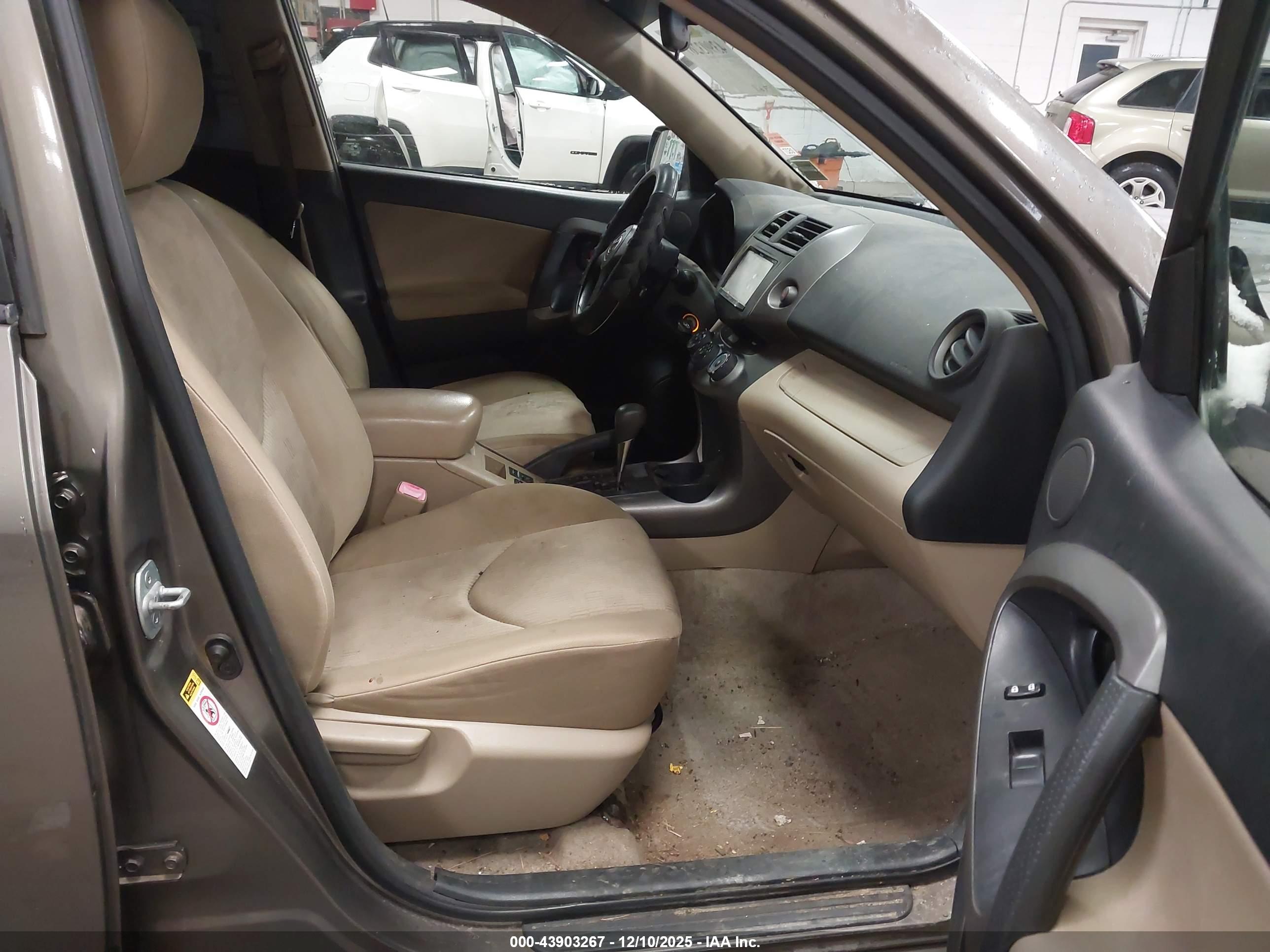 TOYOTA RAV4 image 5