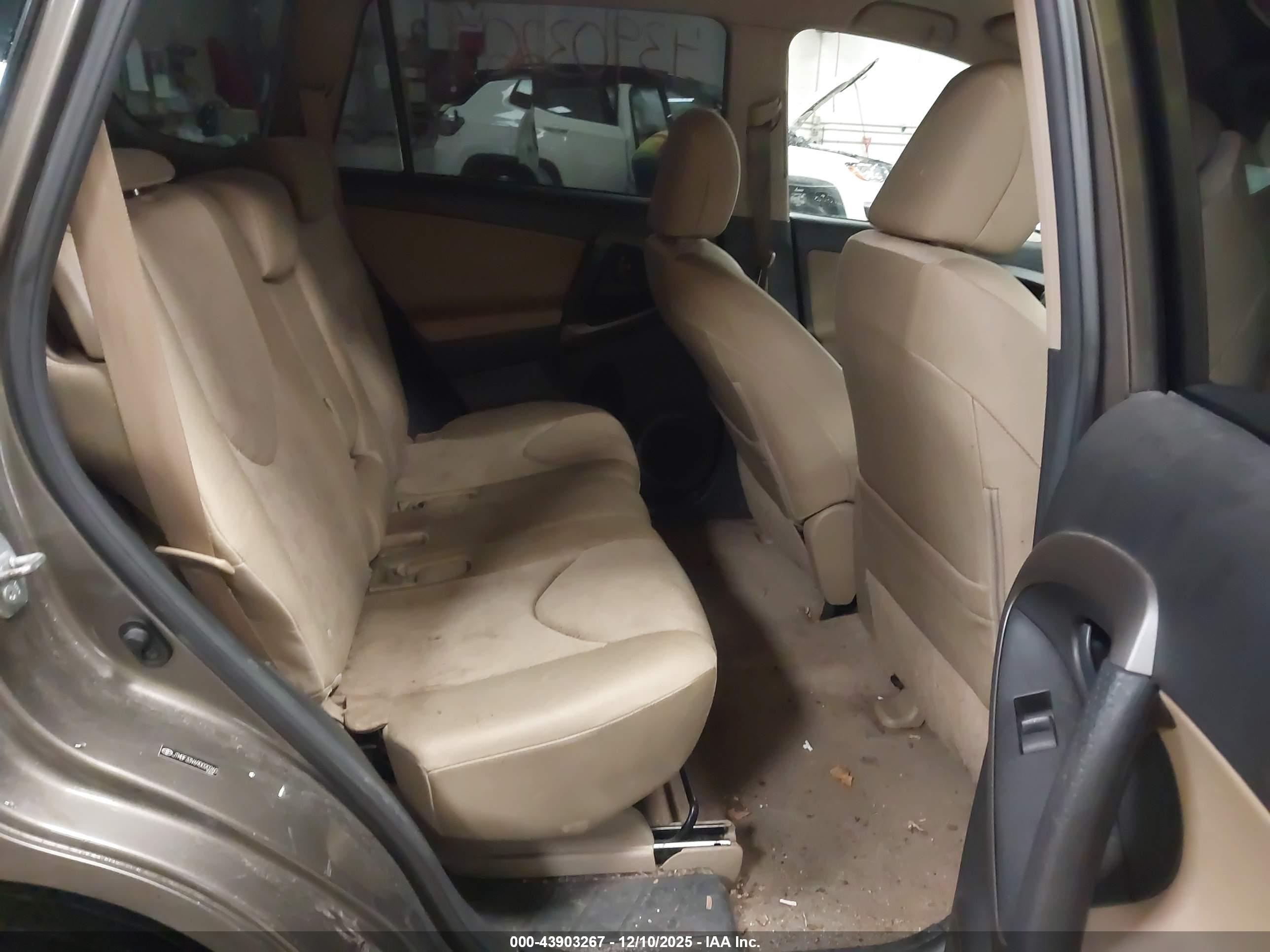 TOYOTA RAV4 image 8