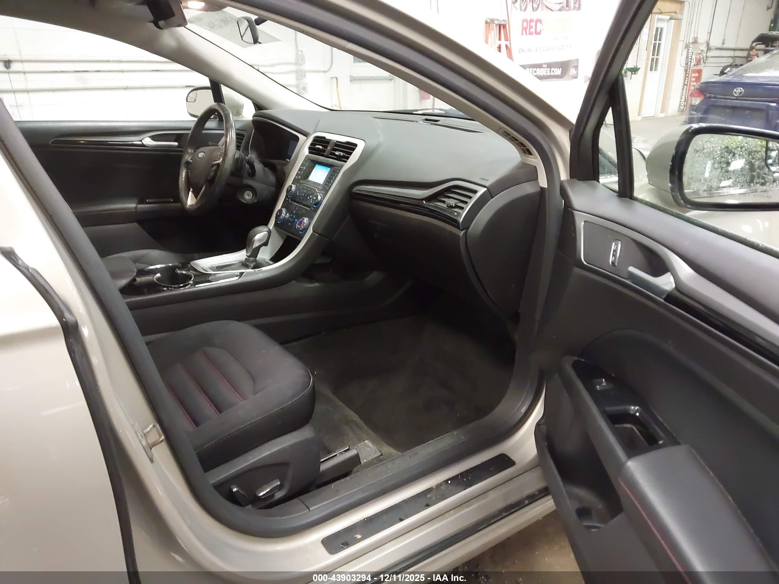 FORD FUSION image 5