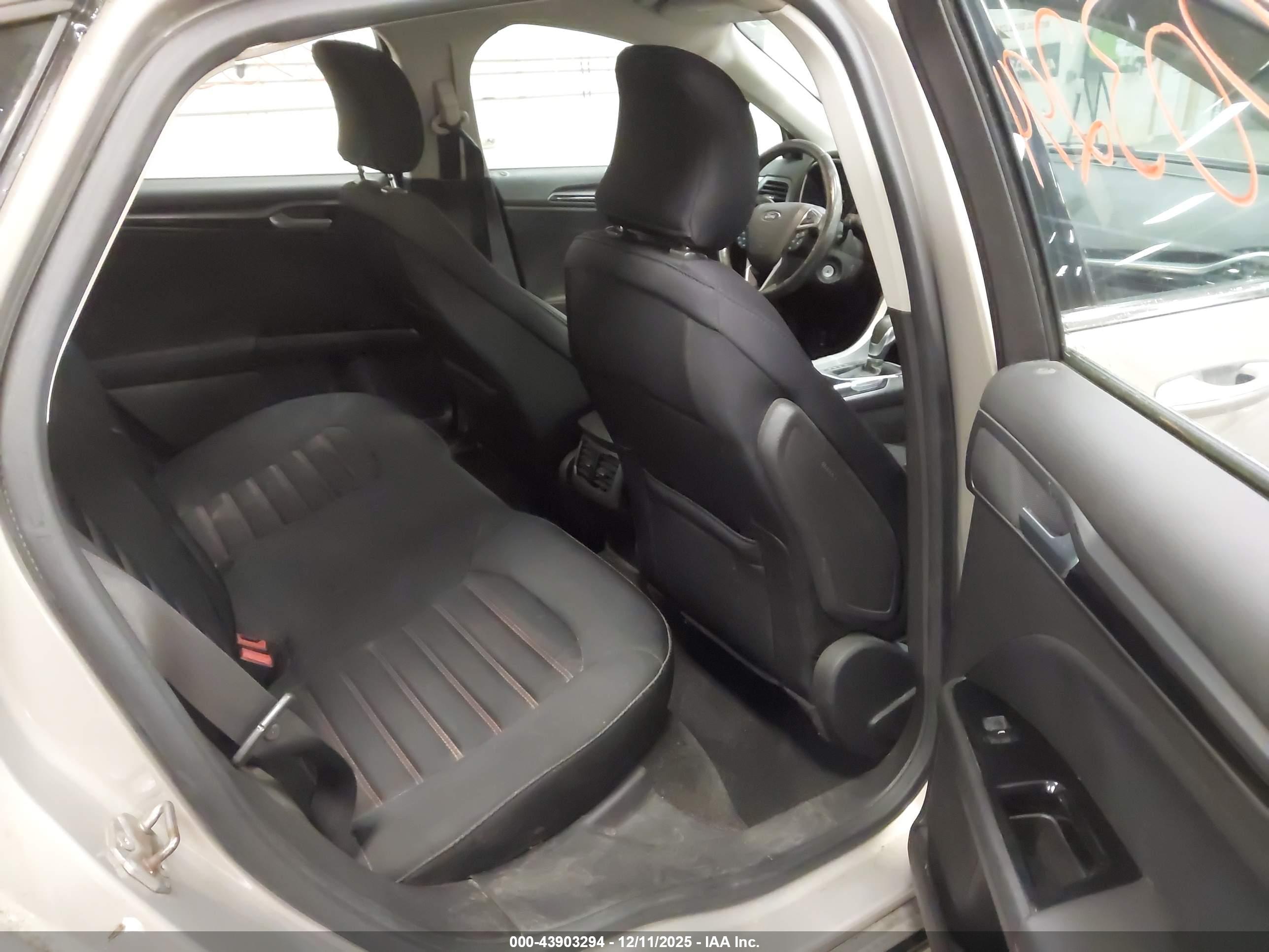 FORD FUSION image 8