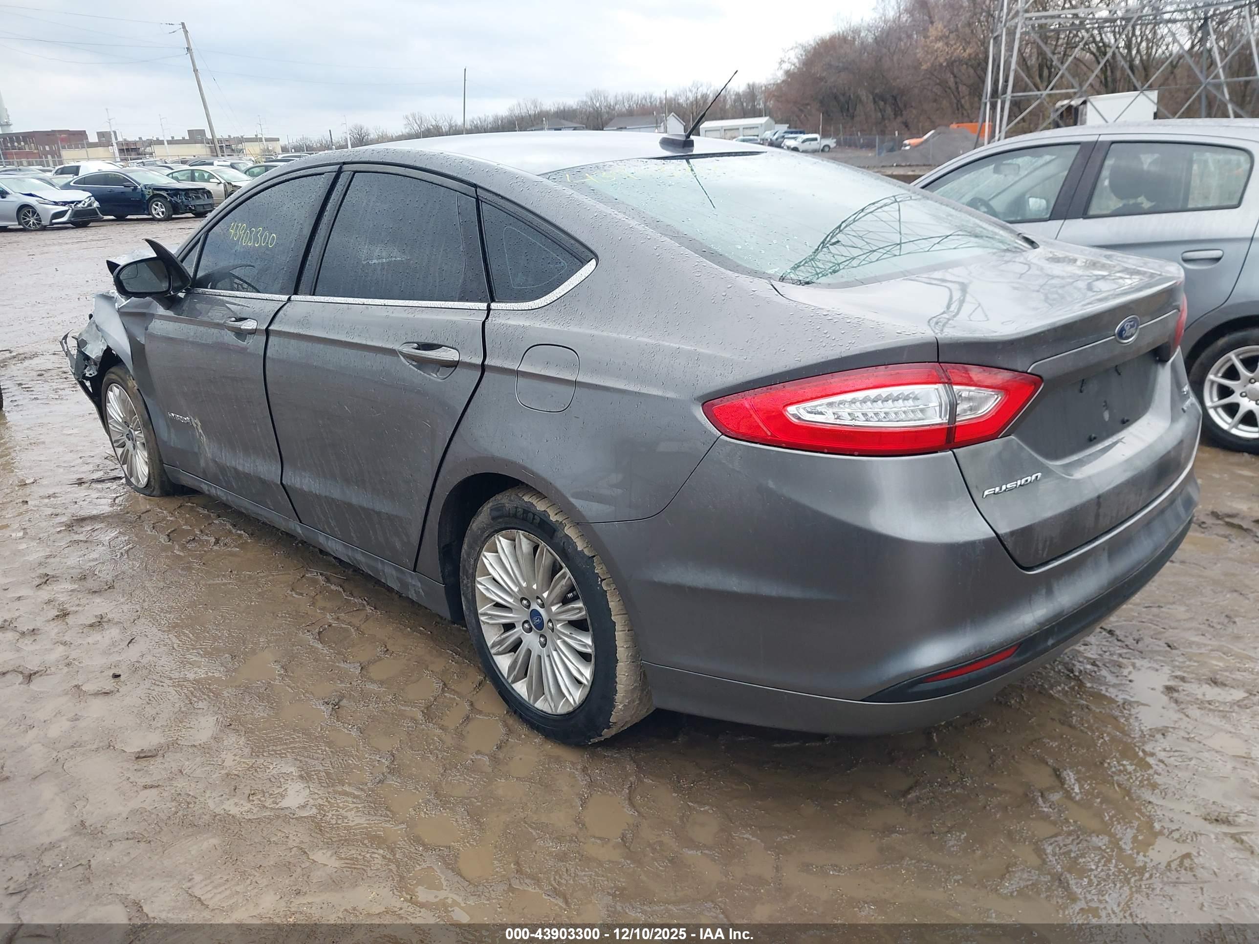 FORD FUSION image 3