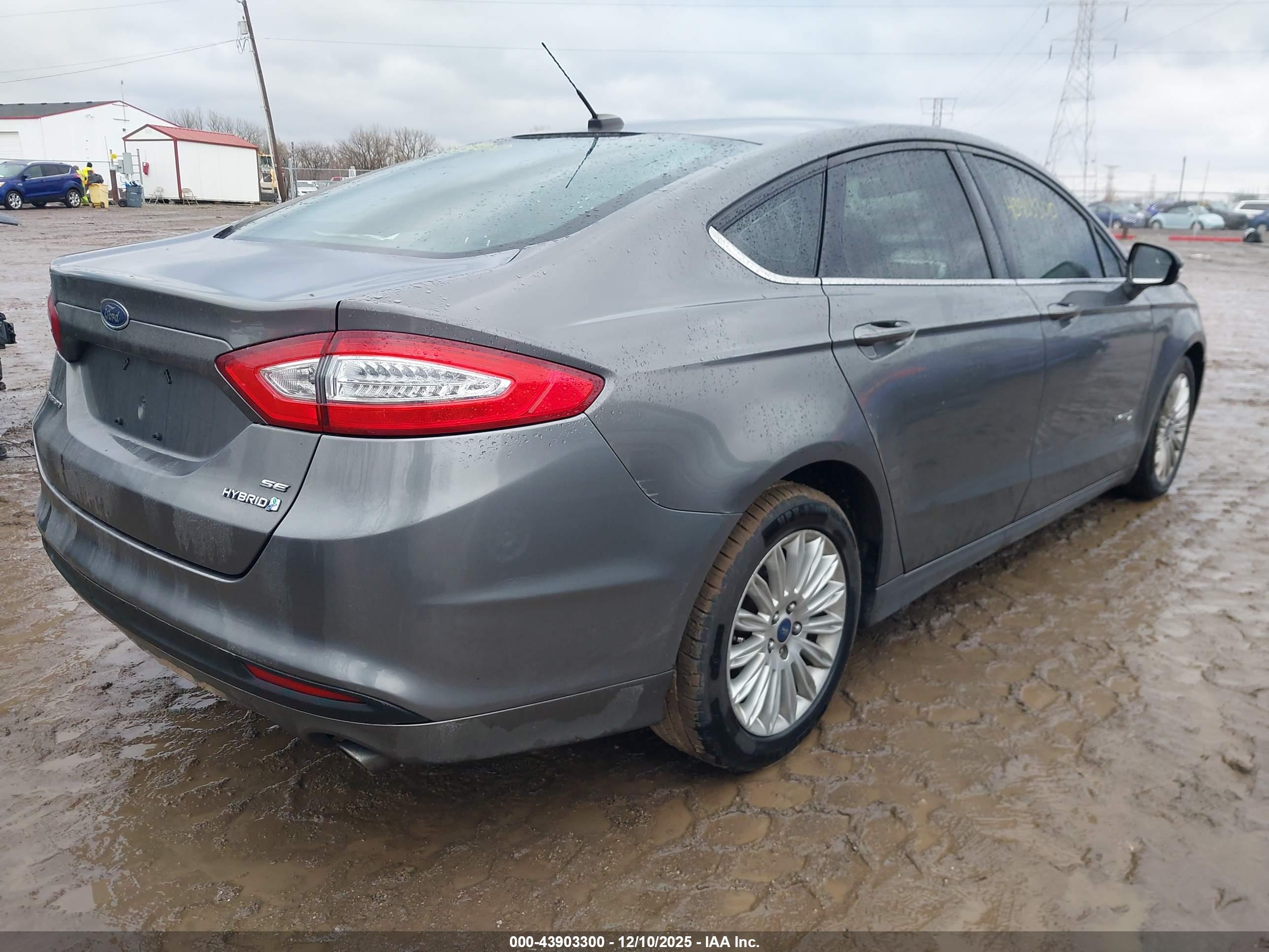 FORD FUSION image 4