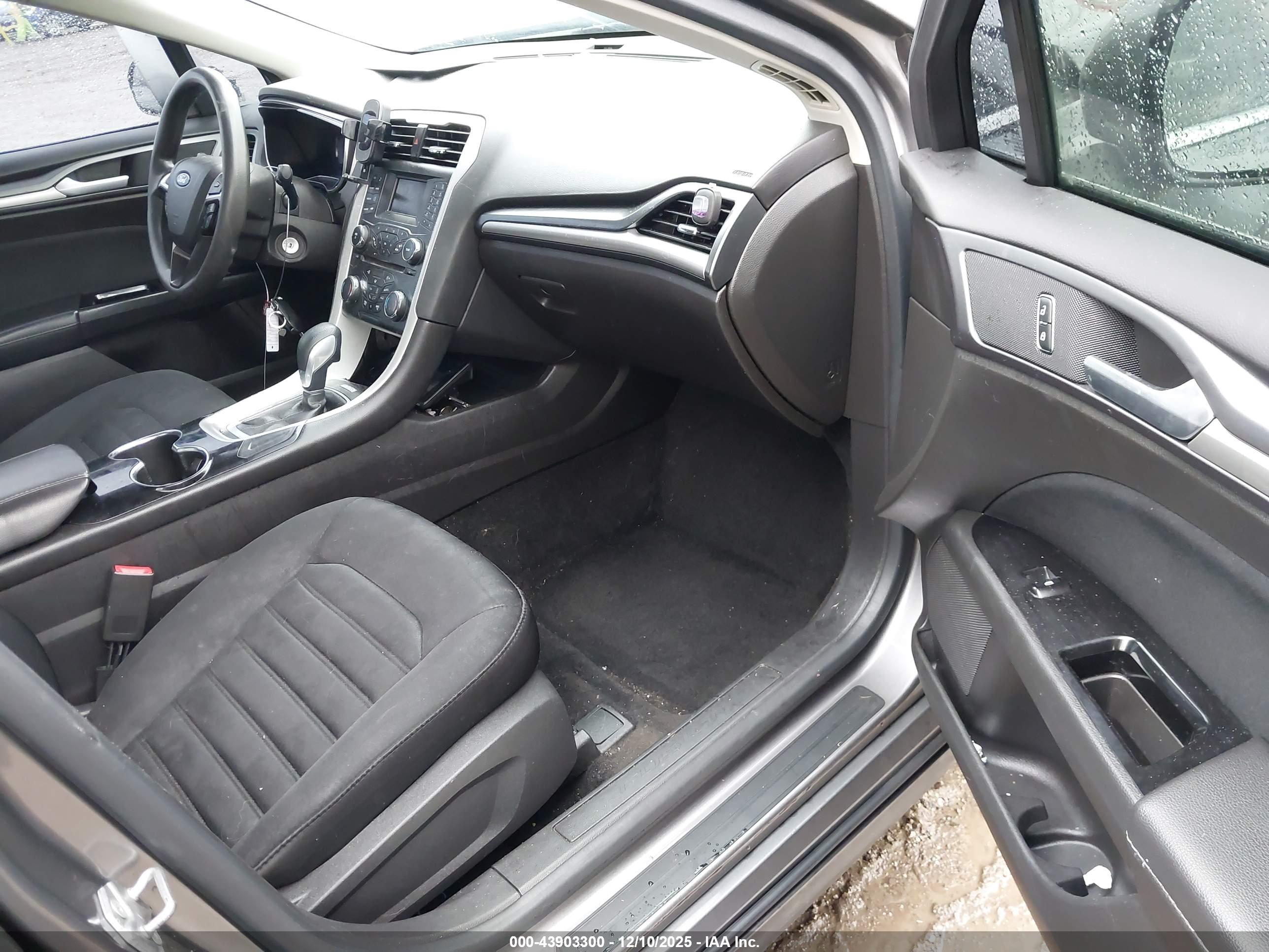 FORD FUSION image 5