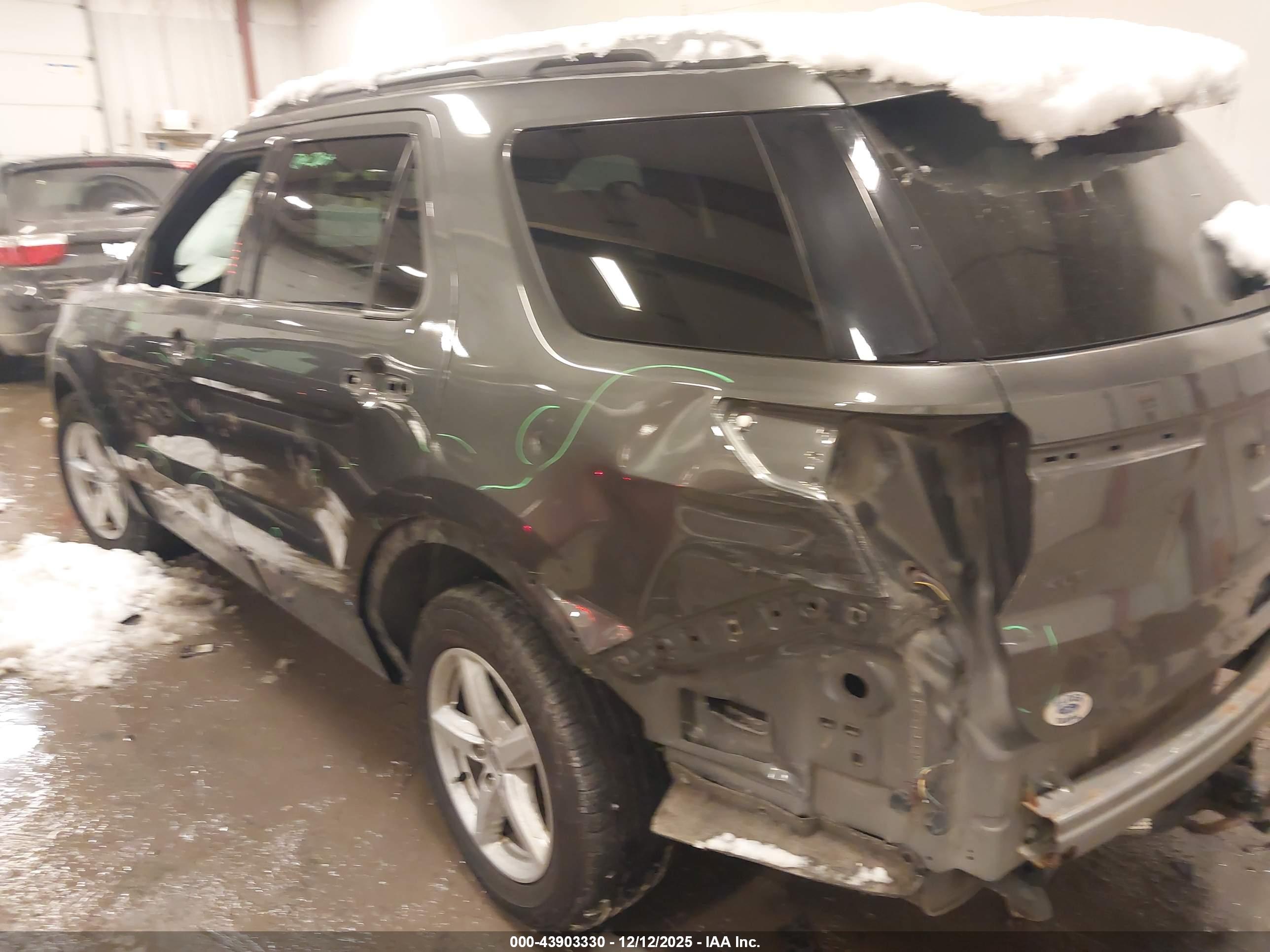 FORD EXPLORER image 3
