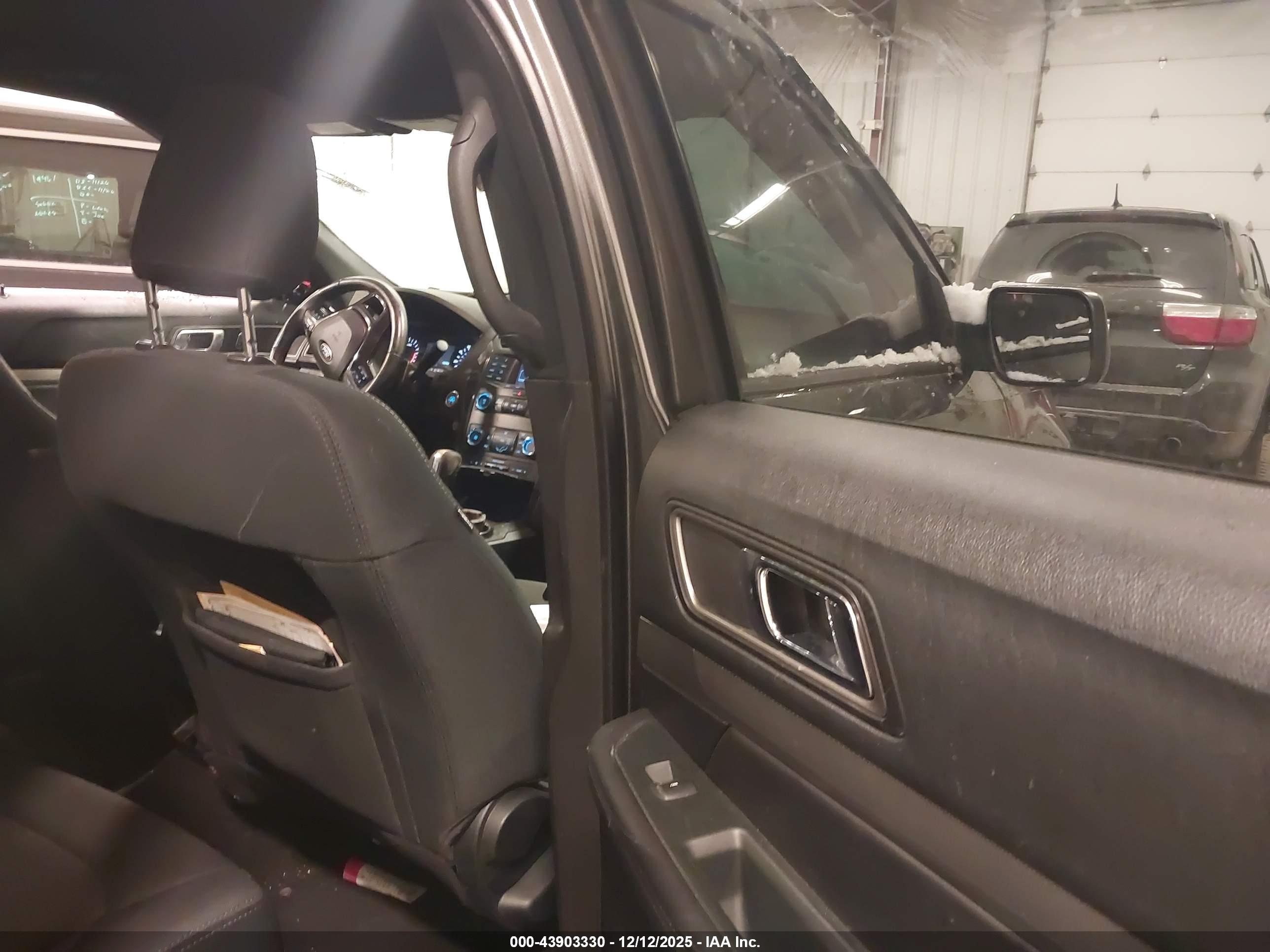 FORD EXPLORER image 8