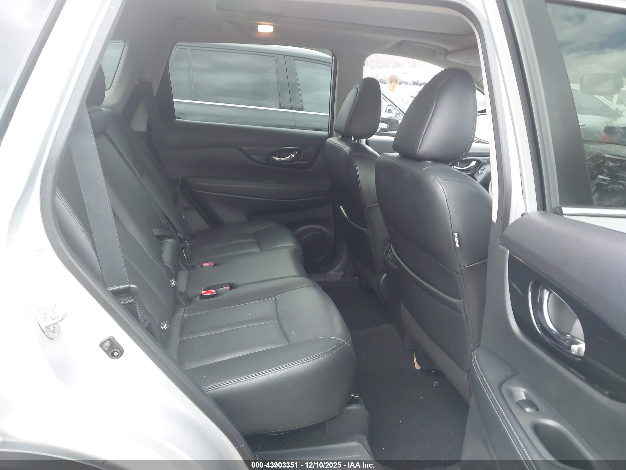 NISSAN ROGUE image 8