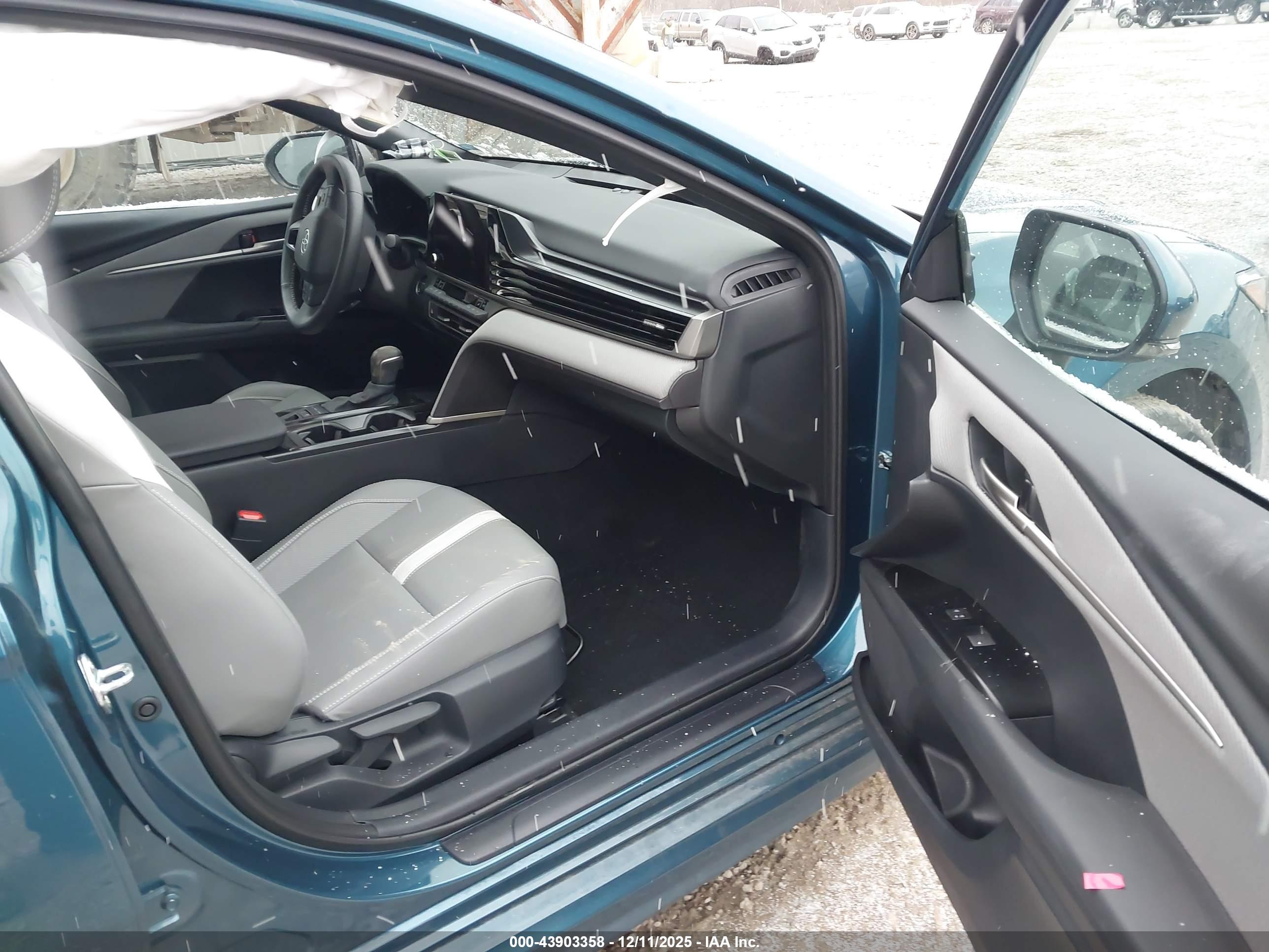 TOYOTA CAMRY image 5