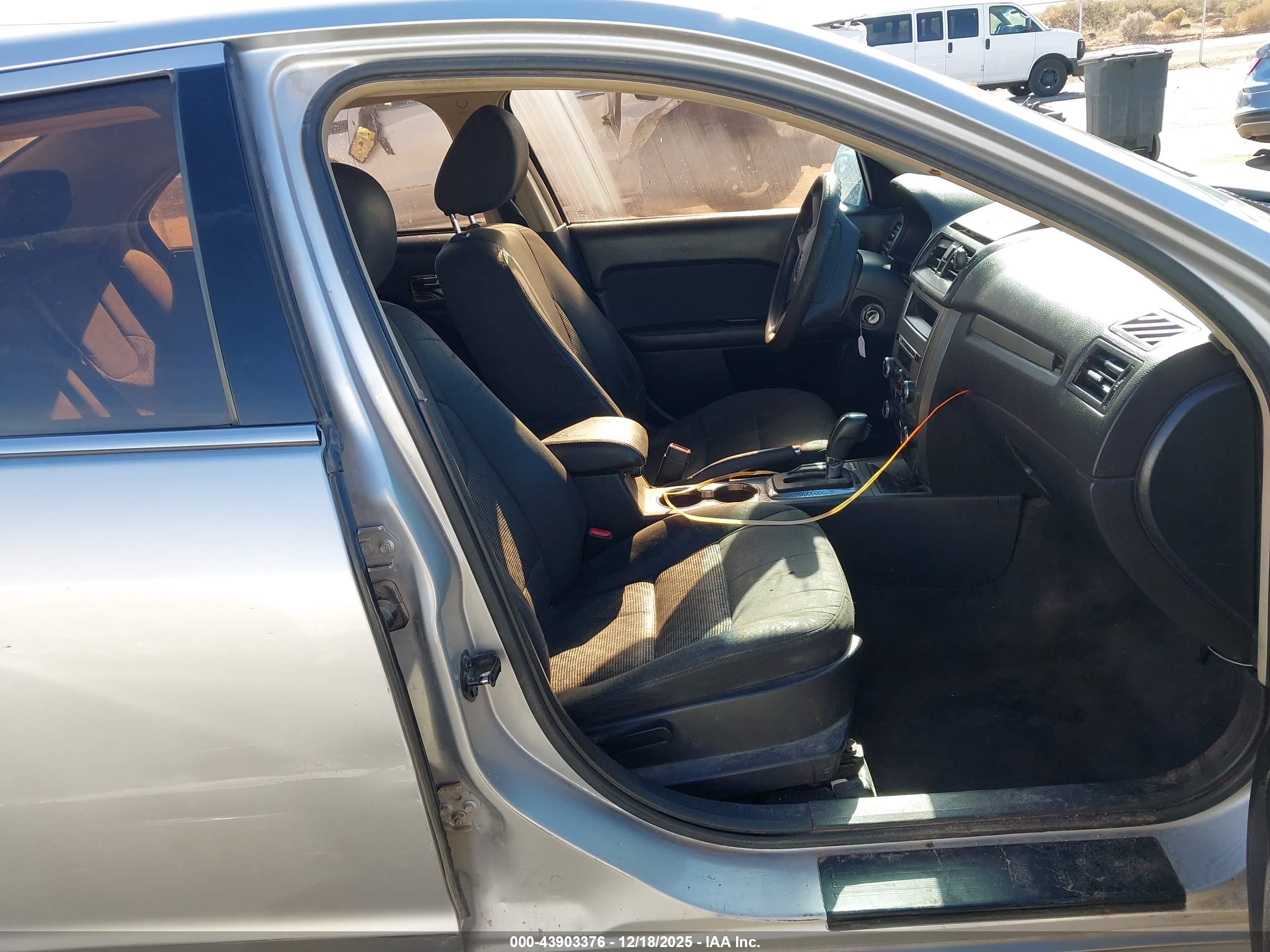 FORD FUSION image 5