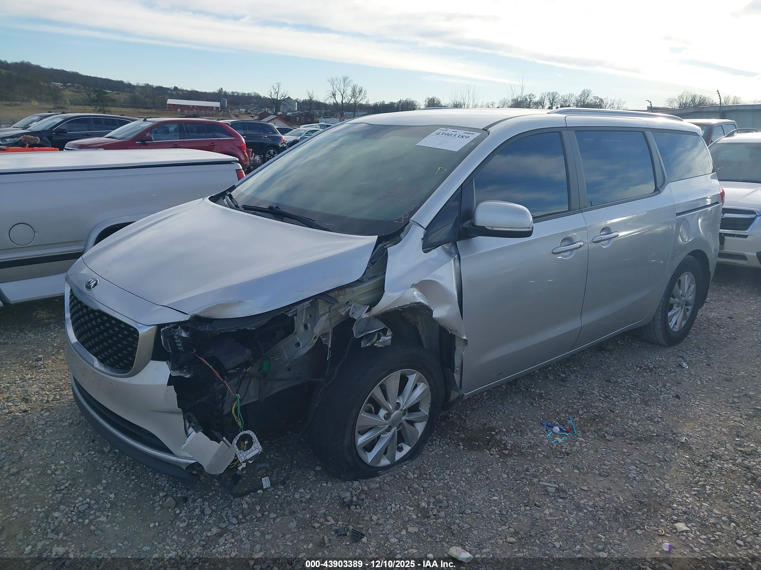 KIA SEDONA image 2