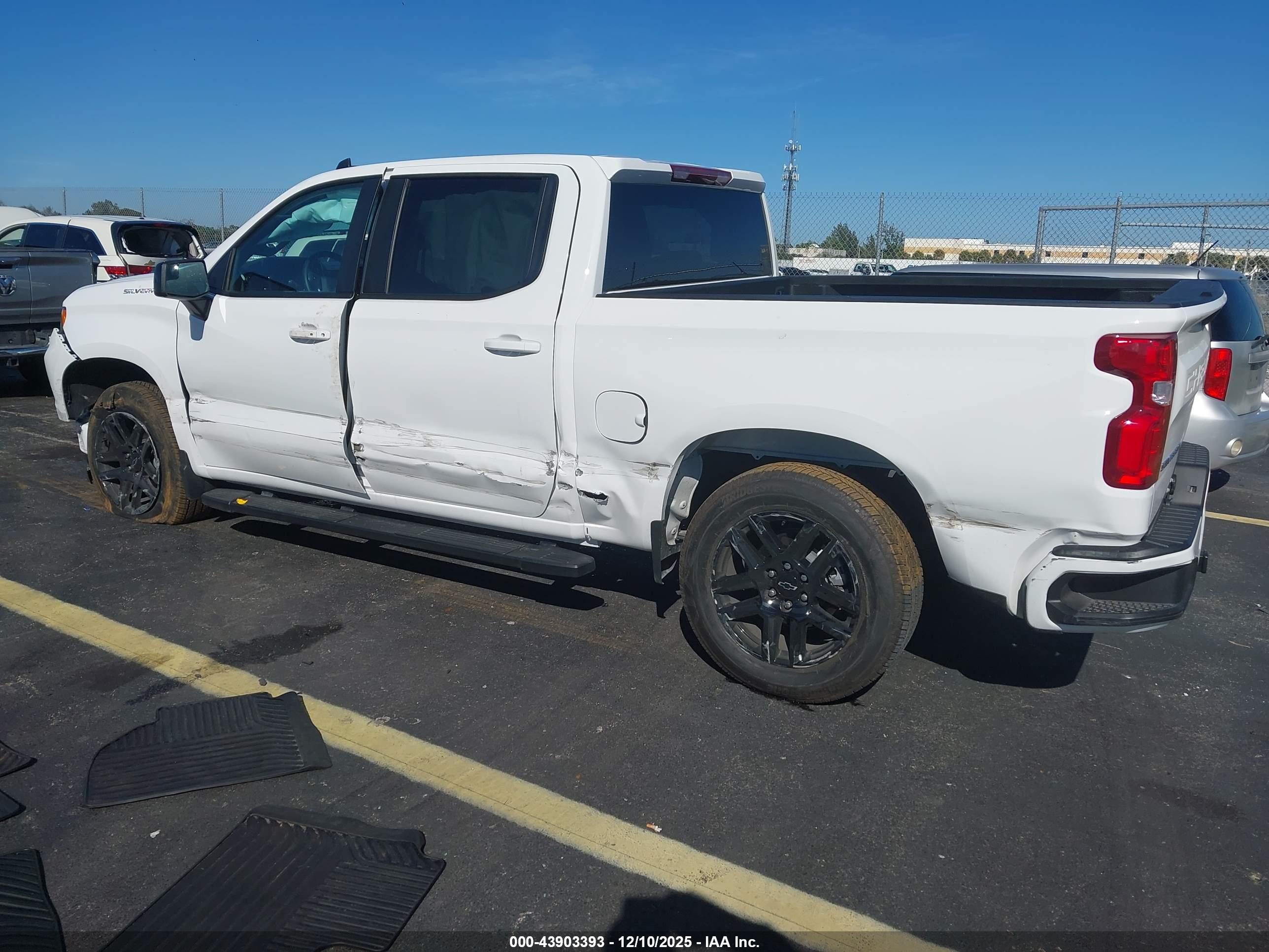 CHEVROLET SILVERADO image 3
