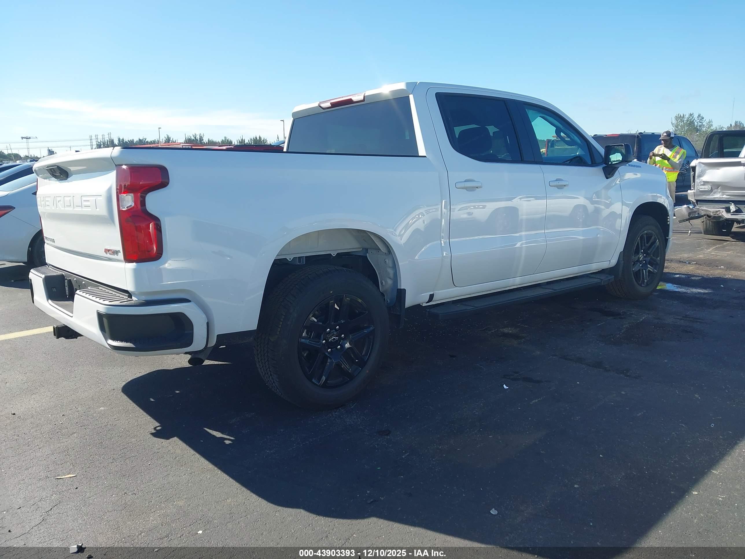 CHEVROLET SILVERADO image 4