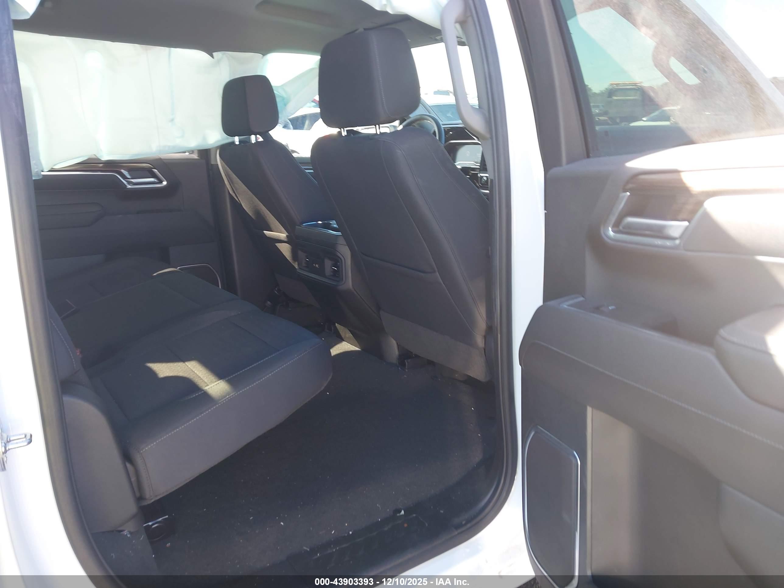 CHEVROLET SILVERADO image 8