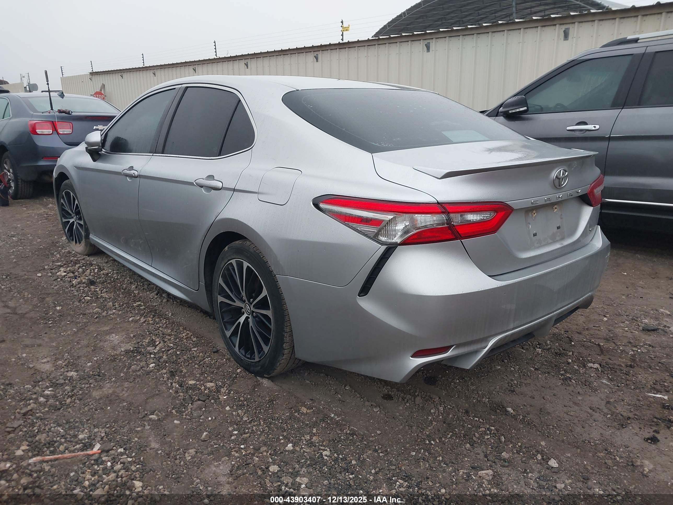 TOYOTA CAMRY image 3