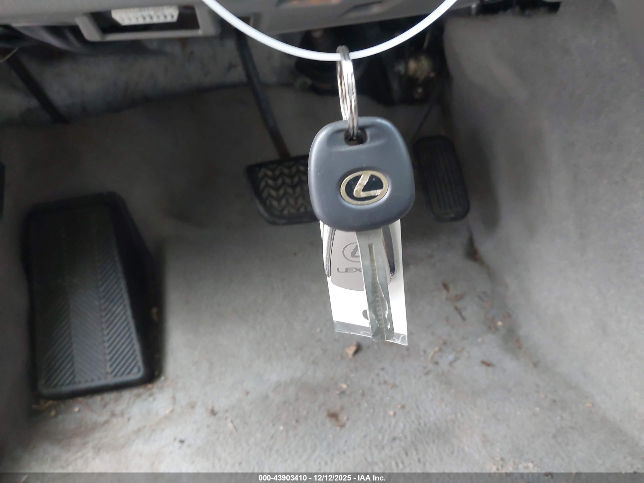 LEXUS ES image 11