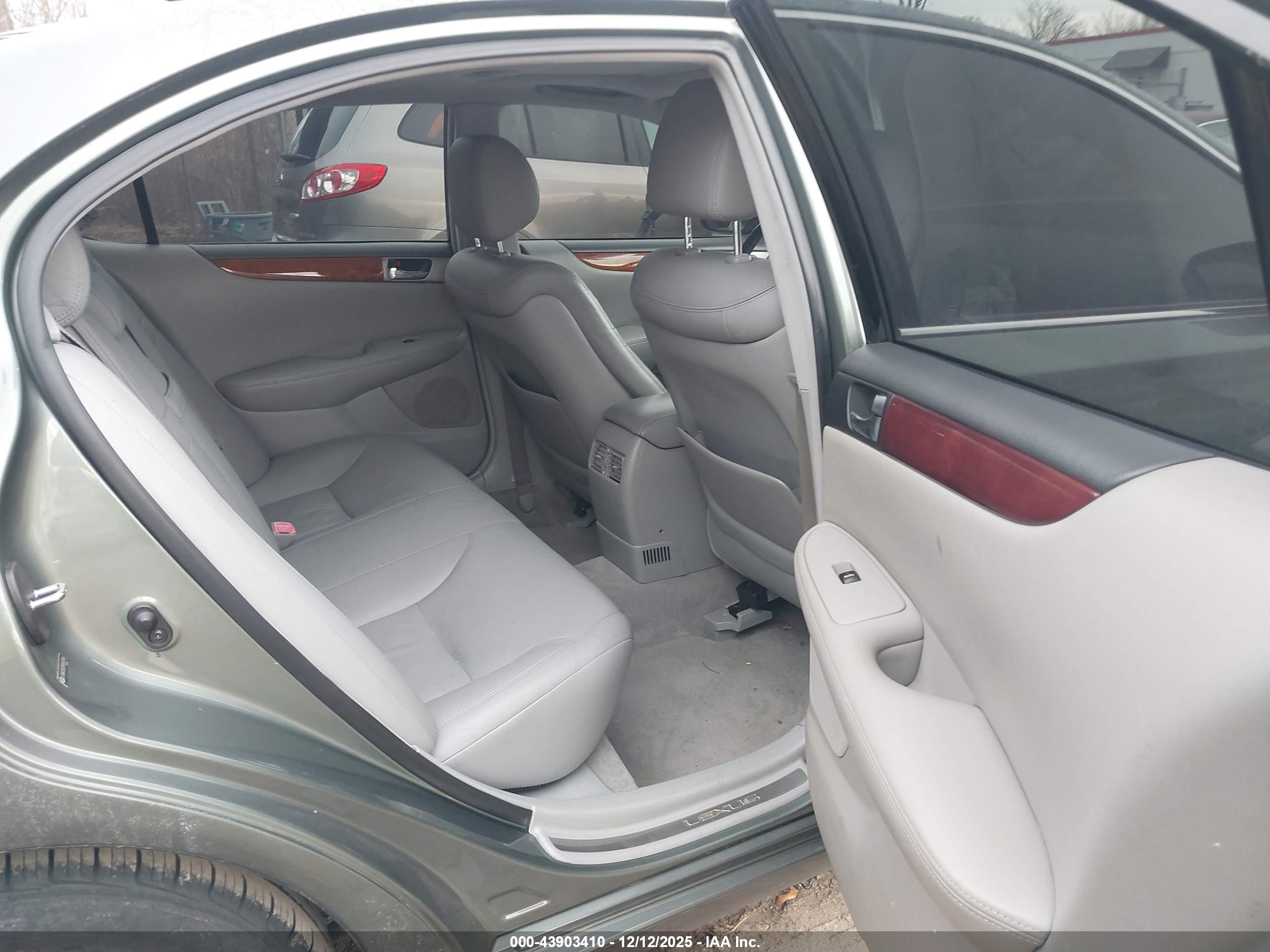 LEXUS ES image 8