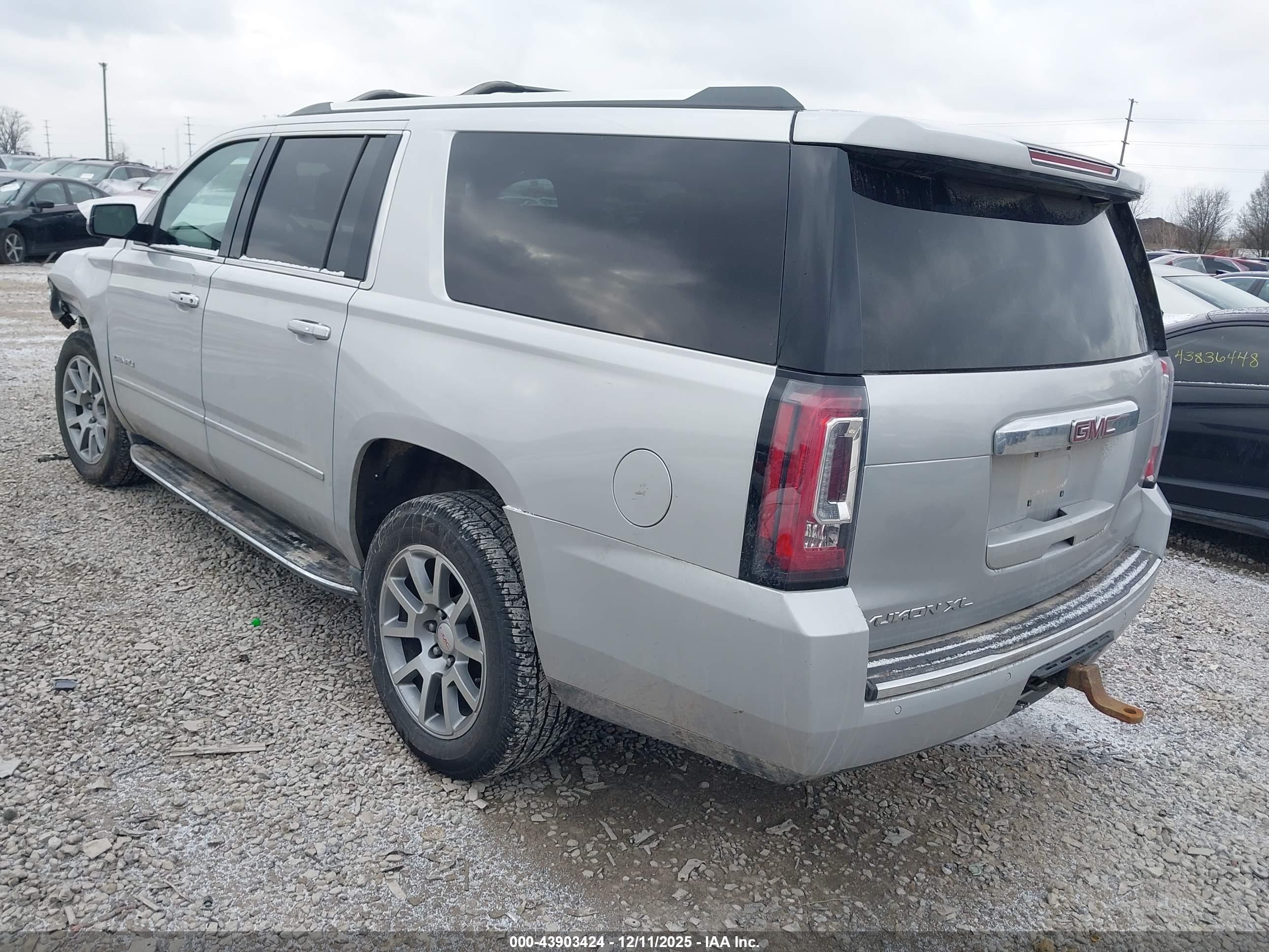 GMC YUKON image 3